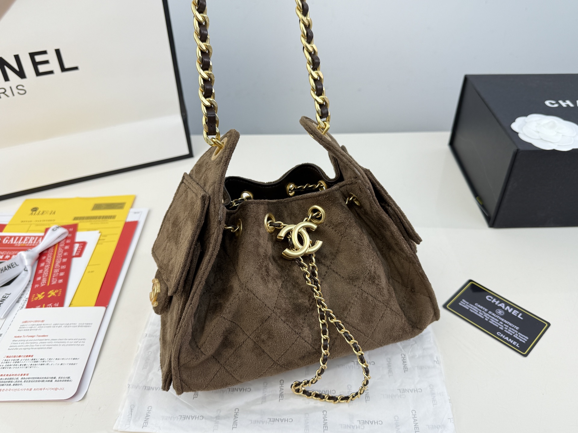 （全套包装⚠️）大小号同价p230 Chanel 25bag 小号真绝绝子! 今年香奈儿25s系列简直美爆... 这只hobo是个小号尺寸个人觉得比较日常 鹿皮绒的质感颗粒没这么重反而很细腻 也比较耐磨~时髦精必备单品! 日常出门完全够了 size：26*21cm size：23*15cm