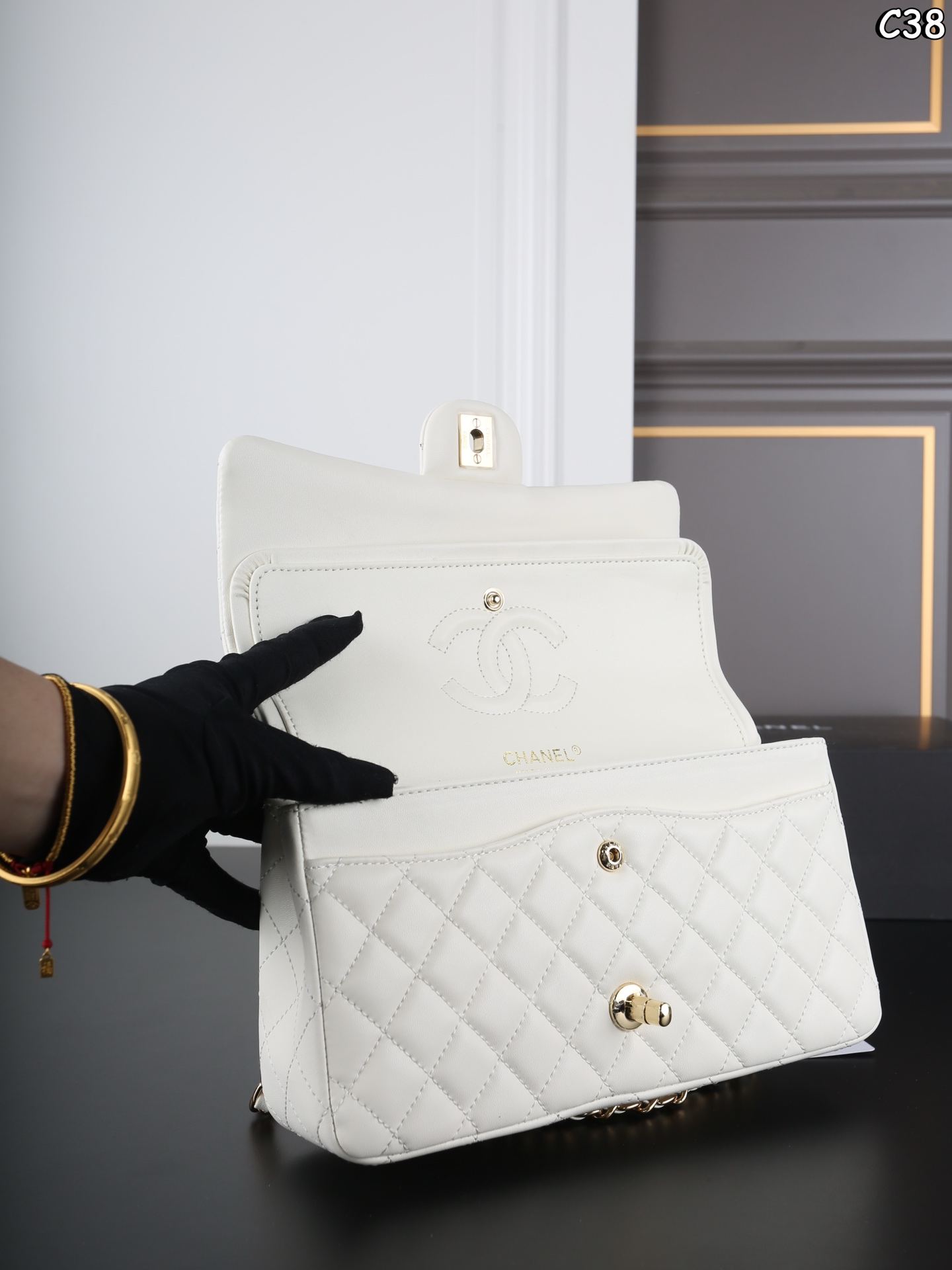 P185 全套礼盒 CHANEL香奈儿 Classic Flap CF 羊皮纹 链条包 口盖包斜挎单肩包 经典永不过时🌟 我真的无法拒绝这款小香[哇R] -黑金羊皮cf中号 经典款就是要配小羊🐑 更能体现出他的优雅 在阳光下光打在包包上真的不要太漂亮 是我心中的白月光了🤍 尺寸：25&times;15