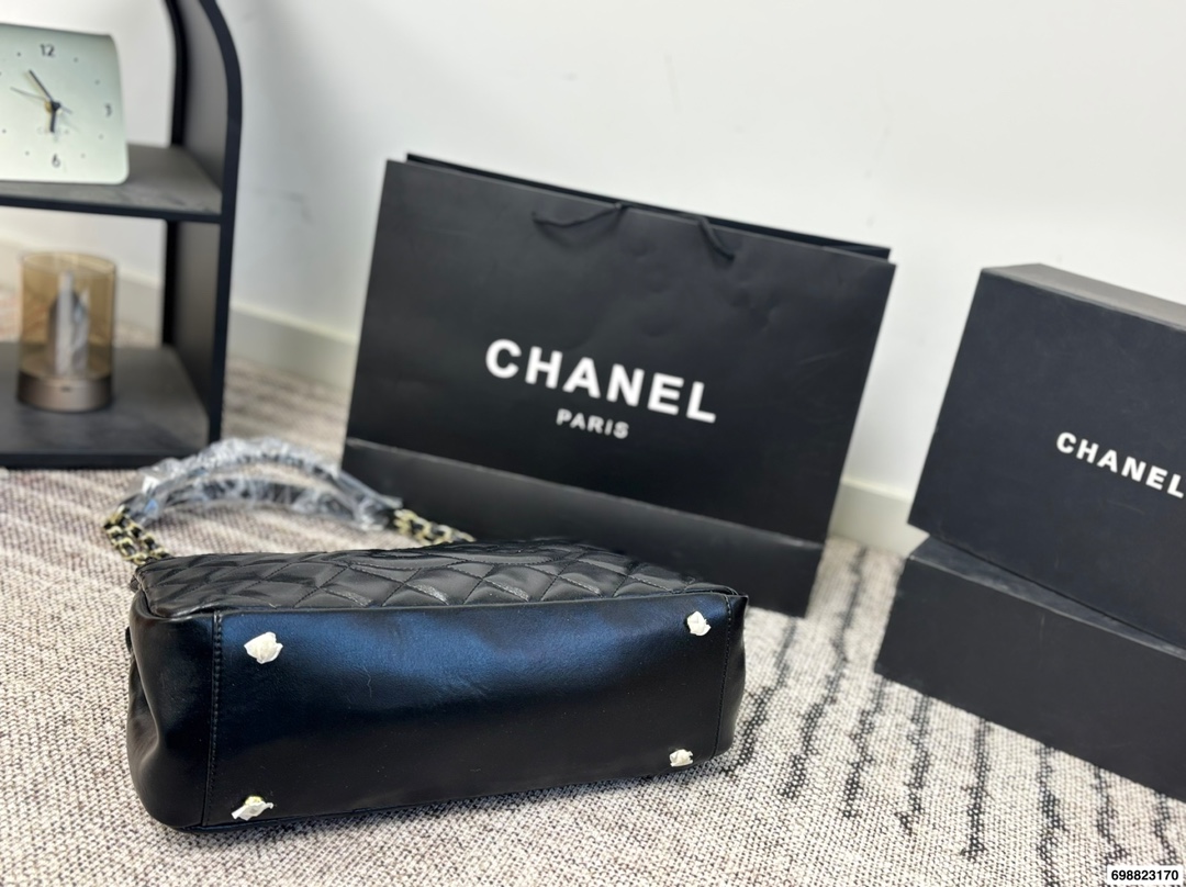 P230⚠️尺寸37*24 香奈儿 Chanel 托特腋下链条⛓️包 经典菱格纹+银色链条,低调又奢华,日常通勤超适合!容量大,内部多隔层,收纳力满分上。链条可调节,单肩or斜挎都OK,实用又时髦,是香奈儿托特包里的热门款!