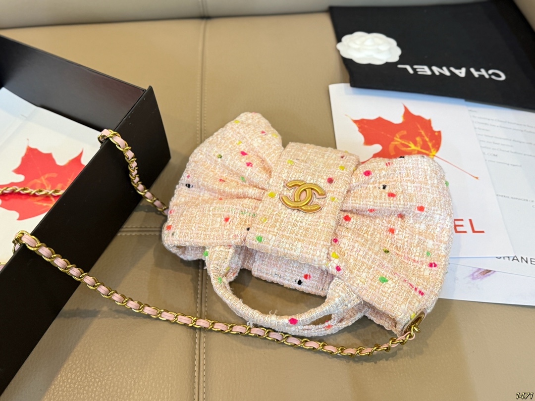 大号&yen;190折叠盒 小号&yen;170双盒 Chanel 香奈儿25K蝴蝶结包 香奈儿2025秋冬系列新品，搭配金色双C Logo，优雅又高级。包型灵感来自蝴蝶结，立体造型超有辨识度，容量适中，通勤或出行都很OK！链条肩带可手提/肩背，实用又时髦。尺寸32 27/21 16