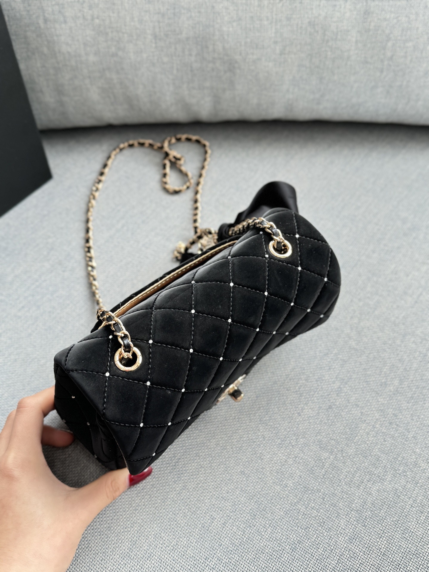 大💰170 小💰160 size：20&times;12/17&times;12 CHANEL香奈儿 Classic Flap CF 25A 丝绒 钻球 蝴蝶结 方胖子 链条包 单肩包 黑色丝绒材质+经典菱格纹，点缀小钻超精致。蝴蝶结装饰优雅复古，金属链条+双C标志，品牌感满满! 日常出街或晚宴都能轻松驾驭，丝绒自带光泽，四季都能搭配，实用又时髦，是香奈儿经典系列的代表作之一
