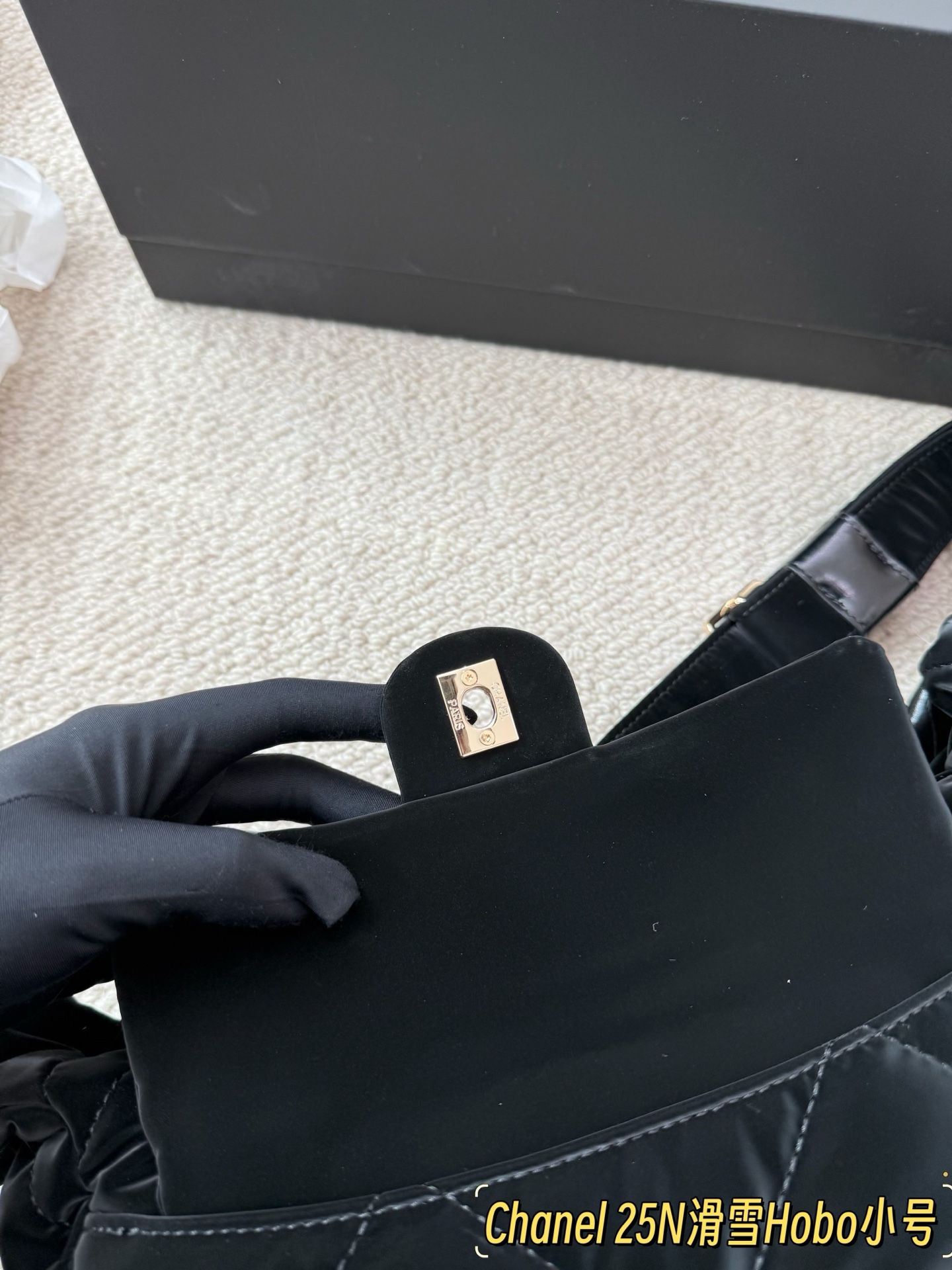 P235 顶级原单 Chanel 25N滑雪系列Hobo包 ▼香奈儿25N滑雪系列Hobo包，黑色绗缝尼龙材质，轻便又耐用，金属链条+皮质肩带，双链条设计超有辨识度 +。正面双C Logo, 品牌感满满!小号日常通勤、休闲都OK，单肩斜挎随心切换，实用又时髦。滑雪系列灵感,户外感与时尚兼具，去年超火山，时髦精们都爱!25cm