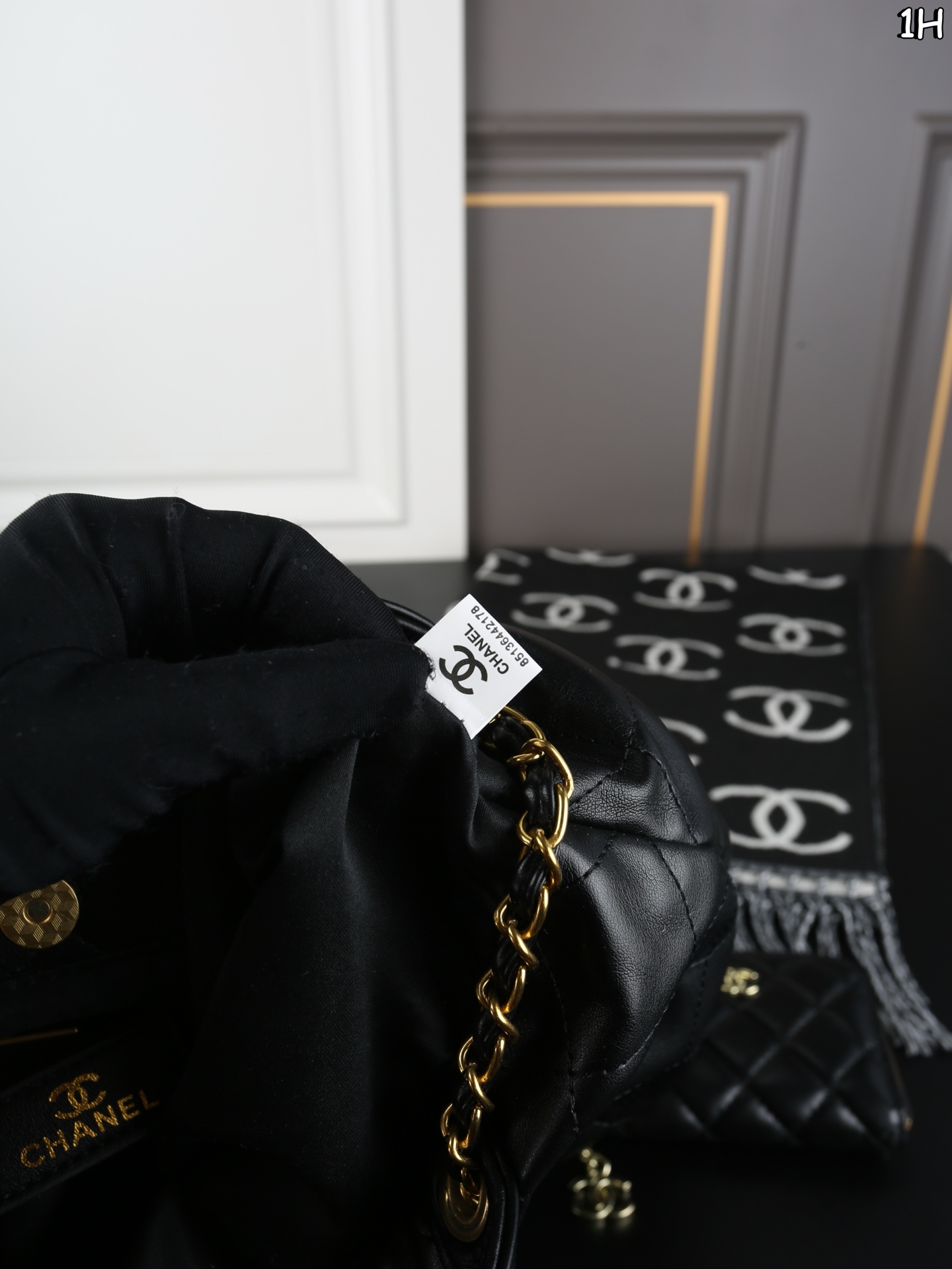 P150 CHANEL香奈儿 蝴蝶结链条包➕围巾➕钱包 Chanel蝴蝶结包太可爱了 酷女孩必备 25K蝴蝶结手袋🎀中号太可爱啦 融合经典菱格纹，休闲又甜美 让一整个包都好甜美啊打破包包的常规形态！让蝴蝶结从配饰成为主角👑 双𝐂扣在包中间很抢眼[萌萌哒R] 羊皮营造出一种&ldquo;蓬松&rdquo;&ldquo;柔美&rdquo;的感觉～ 尺寸：41&times;28/12&times;9.5