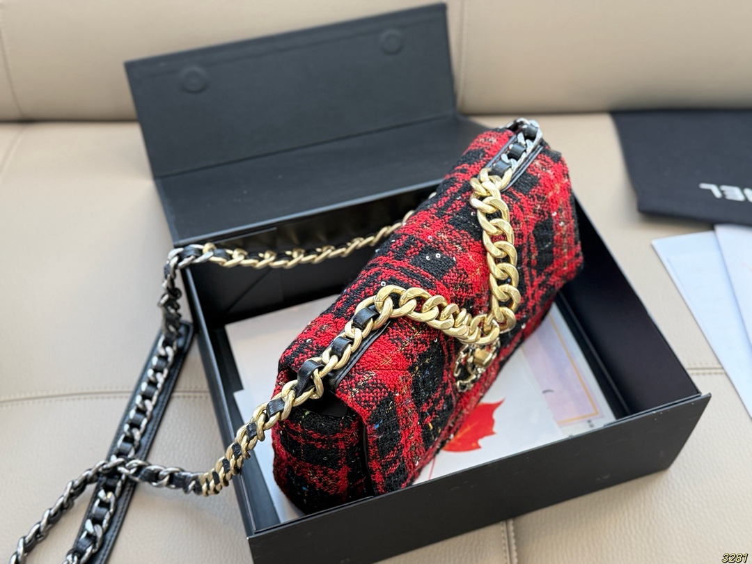 ¥170折叠盒 香奈儿Chanel19bag 高级感满满 经典中的经典 任何搭配都可轻松驾驭 尺寸:24 16