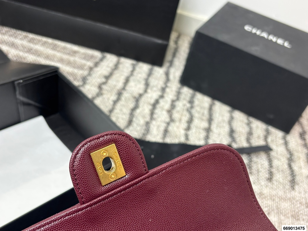 P165配飞机盒折叠盒 香奈儿Chanel 25K｜怎么能抵挡住香奈美的魅力 白色这叫一个经典 复古优雅 满满的高级感 大小适中 容量感人 休闲正装皆可轻松驾驭 尺寸19 13 货号5776