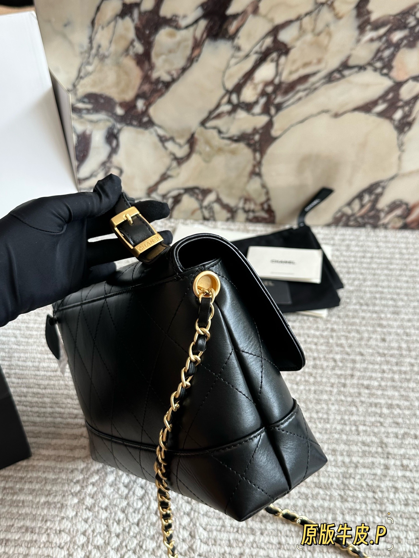 p265 原版皮 今期Chanel終於出爆款了... 剛」上新的CHANEL手工房系列中最熱度最高的應是包包了;特別是掠皮小牛皮的大包包了! 說真的今期的包包款是特別多,拼皮的話灰色是特別吸晴,CHANEL很少推出這種款色,如果是對掠皮很有興趣的小紅薯,是可以沖的!但我是長期使用主義者,這只不是我杯茶! 另外,今年推出了這個CF MINI小掛包(是屬於小皮具);埏 有趣的,手工亦很精美,有DOUBLE FLAP, HAHA;28*17