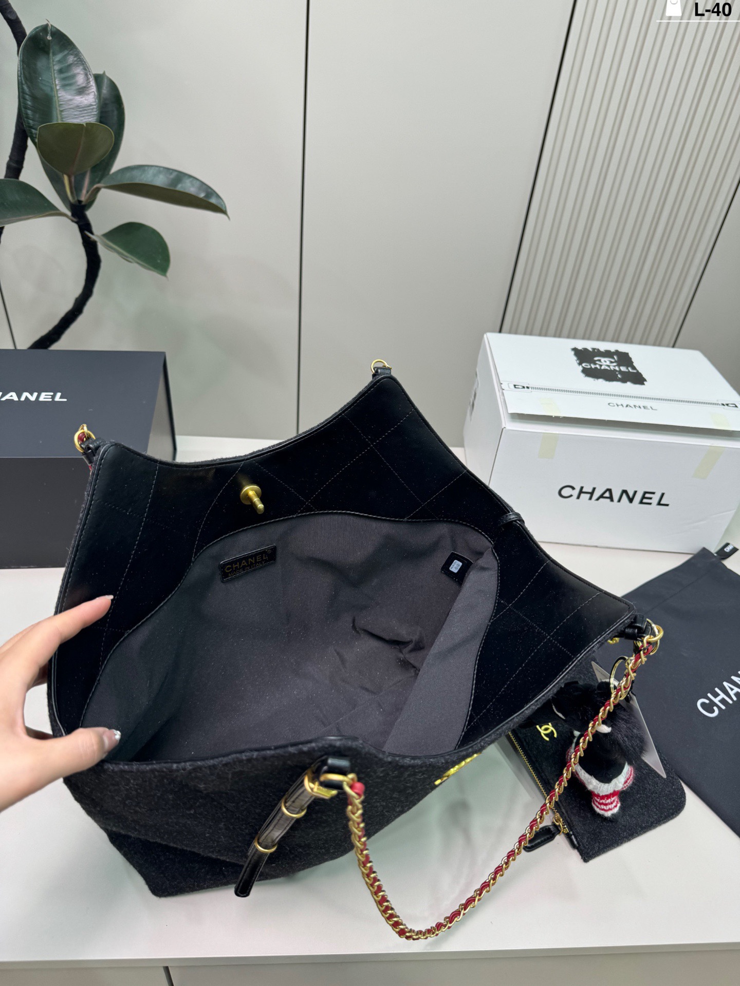 💰p210（配挂件） L-40尺寸32&times;22折叠盒 Chanel 香奈儿 26c毛毡Tote托特包腋下毛呢购物袋 优雅又松弛-，毛毡材质柔软轻盈，日常通勤、休闲出街都超适合！百搭不挑人～26C系列是Vic设计的收官之作，实用又有收藏价值，时髦精必入！