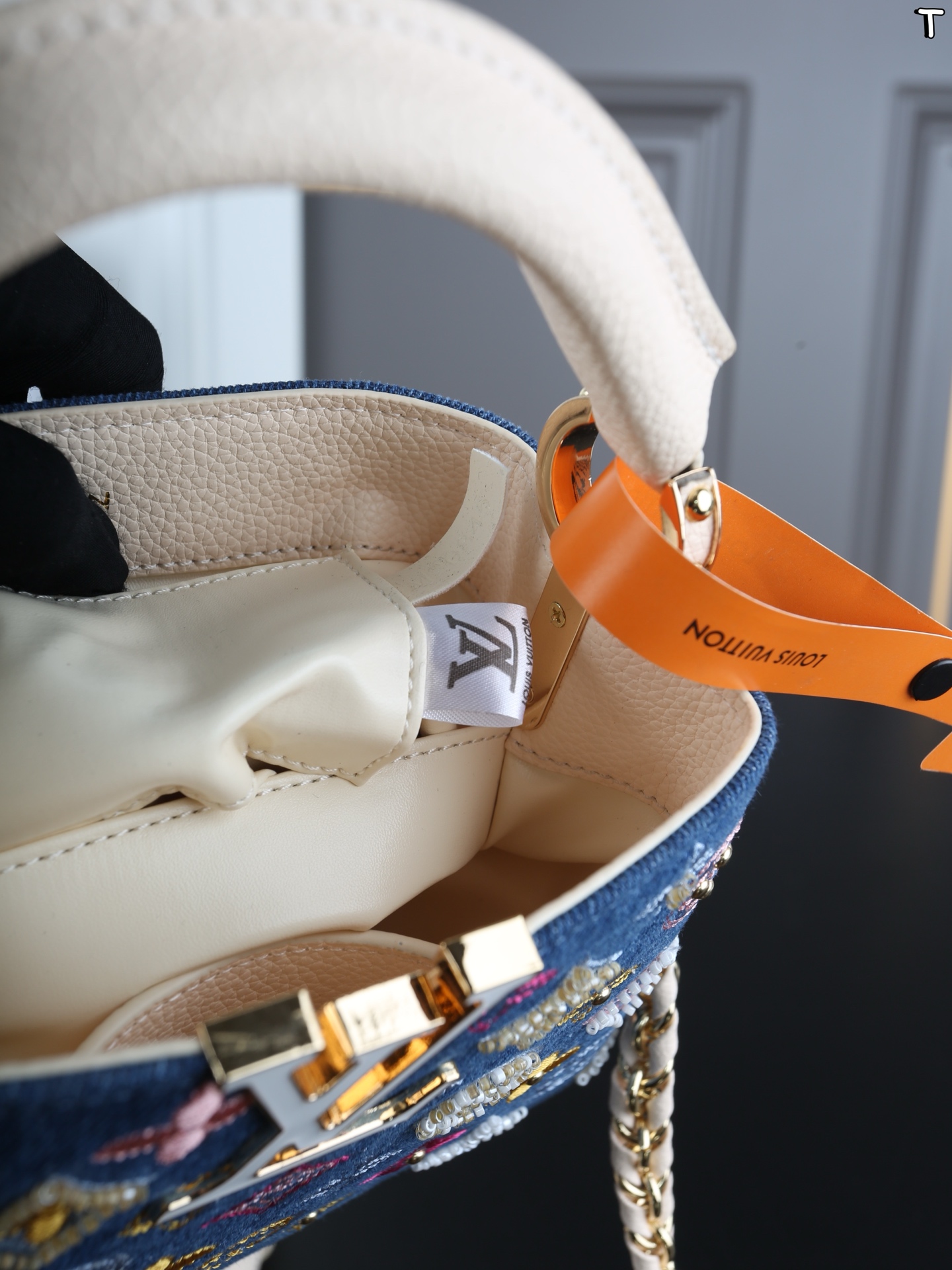 大P220 折叠盒 小P215 折叠盒 LV Capucines 珐琅logo 丹宁牛仔布 卡普辛手提包 单肩斜挎手提包 LV牛仔系列永远都不会出错的好看 太爱这款小牛仔包啦 经典包型别错过～ 白贝母标高级感满满 尺寸：27&times;18/20&times;13.5