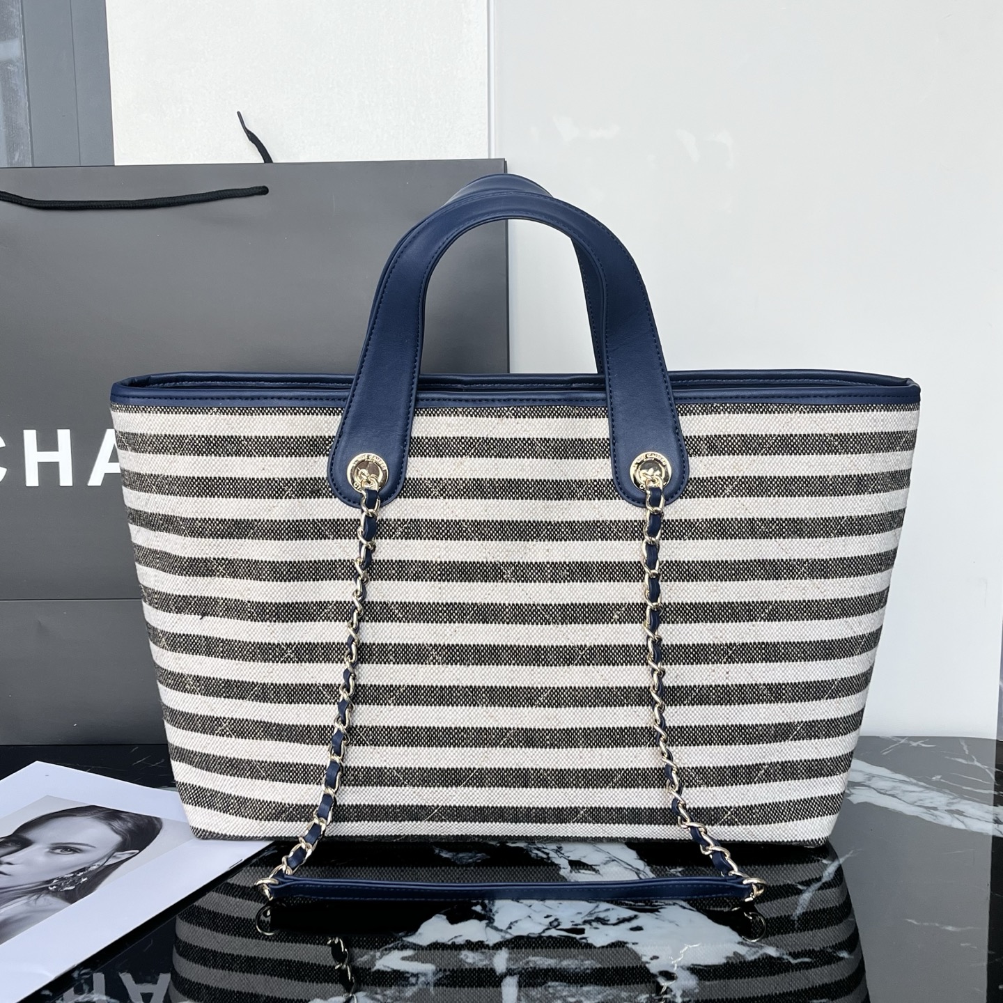 💰218包邮❗ OHANEL🚩🚩🚩𝟐𝟔𝐜 沙滩🏖️𝐭𝐨𝐭𝐞这款条纹菱格🐂牛仔帆布托特包 经典菱格纹 牛仔布拼皮革 ♨️休闲又不失优雅气质 金色双C标志超有辨识度 沙滩包设计方便开合 容量大 通勤or短途旅行🧳都很OK 牛仔布耐磨易打理 随便搭配休闲或正式穿搭🏖️都很出彩 实用又有设计感！ 尺寸𝟐𝟔*𝟒𝟒*𝟏𝟑𝐜𝐦 材质：条纹帆布 款号：80017 ❌不退不换慎重下单❌