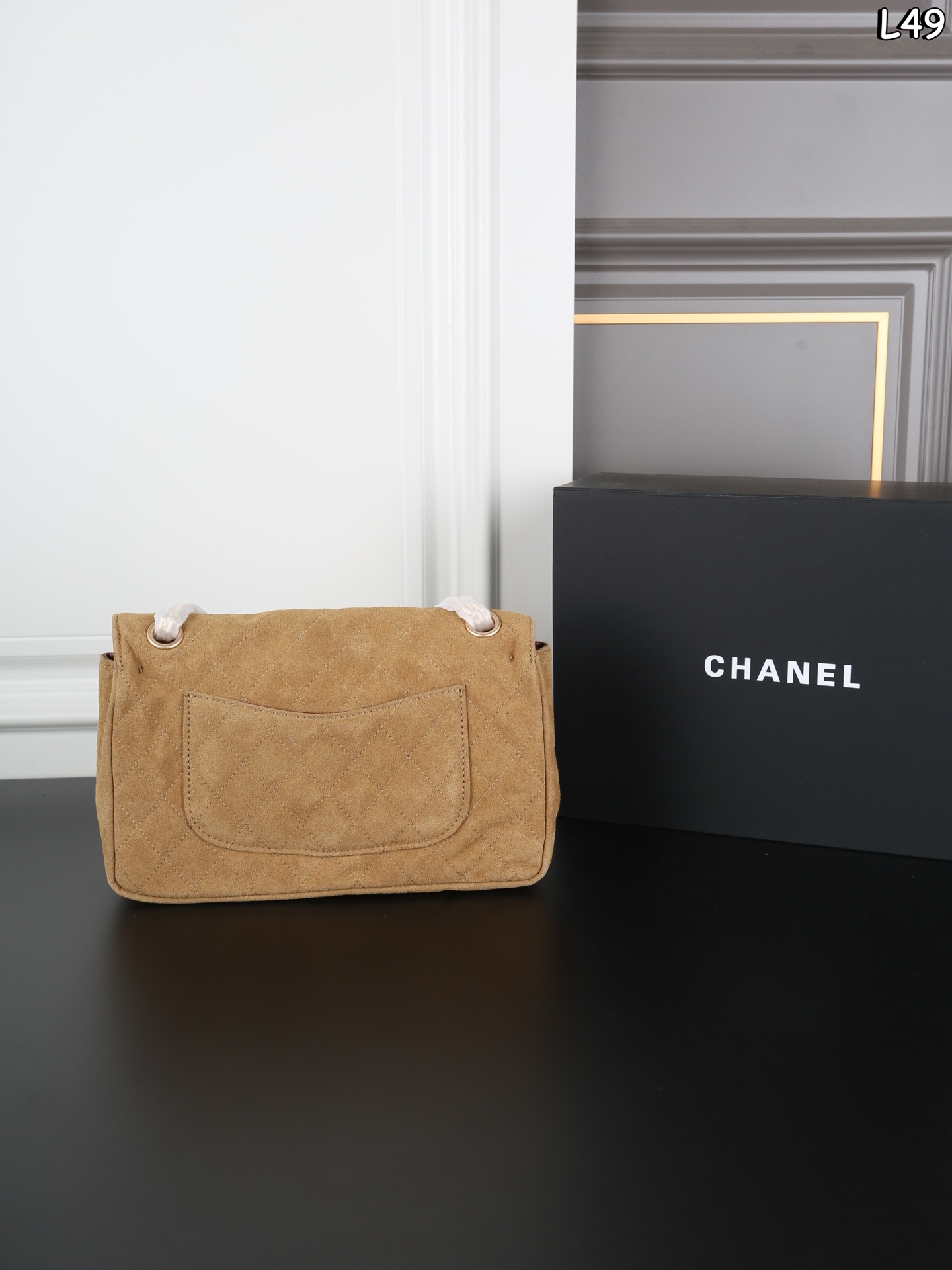 P280 全套礼盒 CHANEL香奈儿 麂皮 2.55 链条包 单肩包 口盖包 实物的质感真的太美好了,会随着光线不同呈现出不同的颜色或深或浅,抚摸上去又柔又软的手感👋,简直要感动,它不是那种短的粗砺感的颗粒短绒,是带长毛绒的,柔软 尺寸:24×15