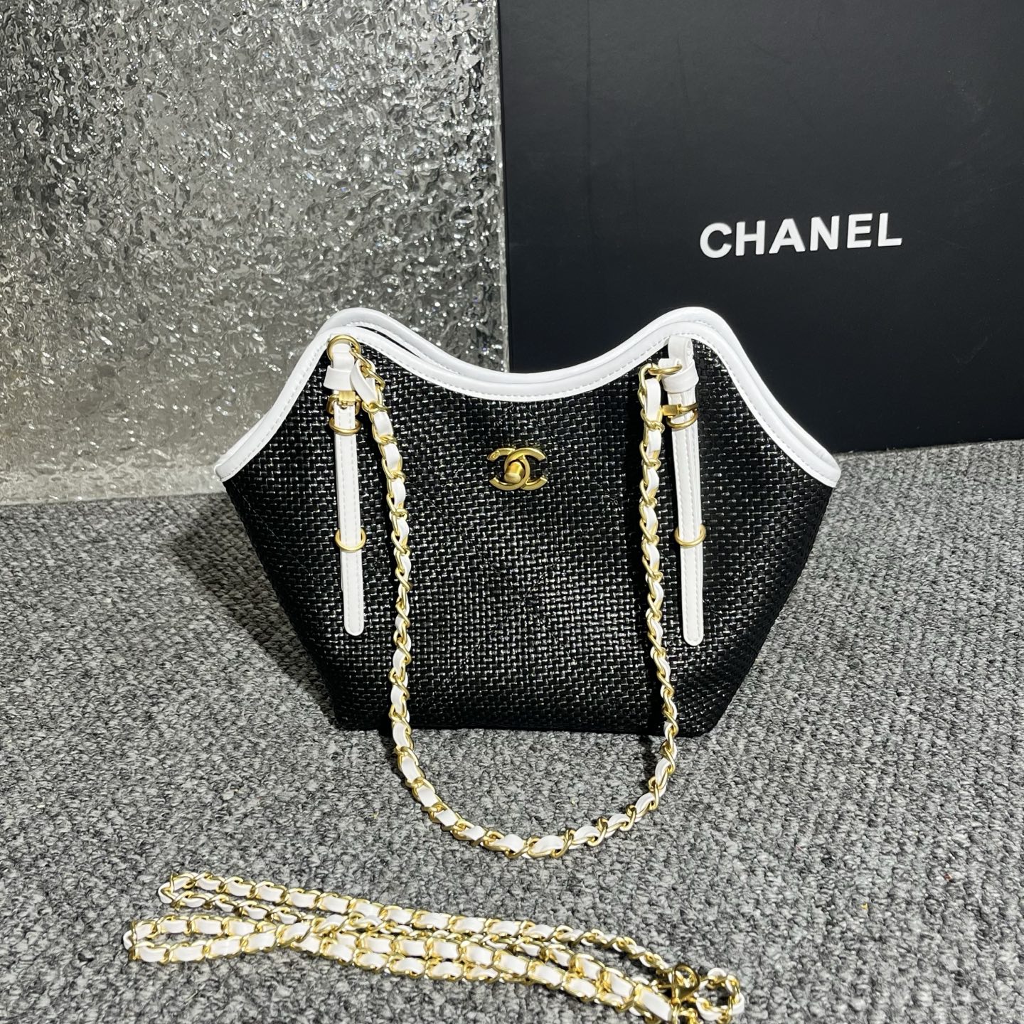 💰180包邮❗ Chanel🧩26C早春系列 嬉皮包 mini tote💦采用进口小牛皮配草编➕复古金属五金 皮质柔软 耐用性更高更显利落的精致感 可斜挎链条⛓️它让链条长度能适配不同背法 日常搭配自然垂在胯侧 上身效果 更显经得起时光的松弛感 尺寸: 30-20-6cm 款号：80014 材质：草编 ❌不退不换慎重下单❌