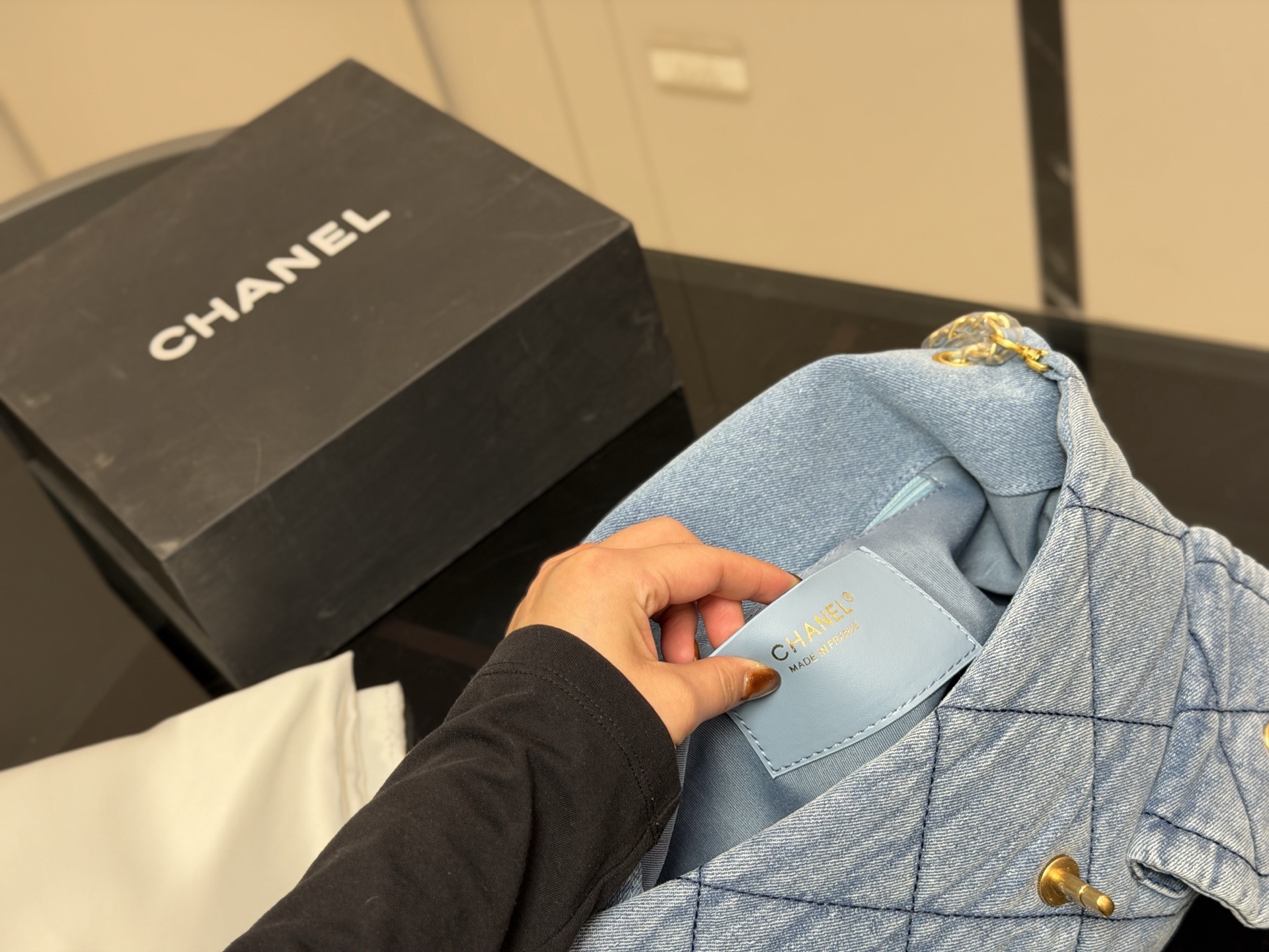 &yen;245 Chanel香奈儿25K好美啊，蝴蝶结还是百看不腻， 链条装饰充满活力。又嫩又俏皮 感觉香香的每一款都是投资级艺术品， 入手即定格永恒摩登风格，开心 保值又时髦，随性还百搭， 有的实用能装，有的优雅高贵 尺寸:36.22cm