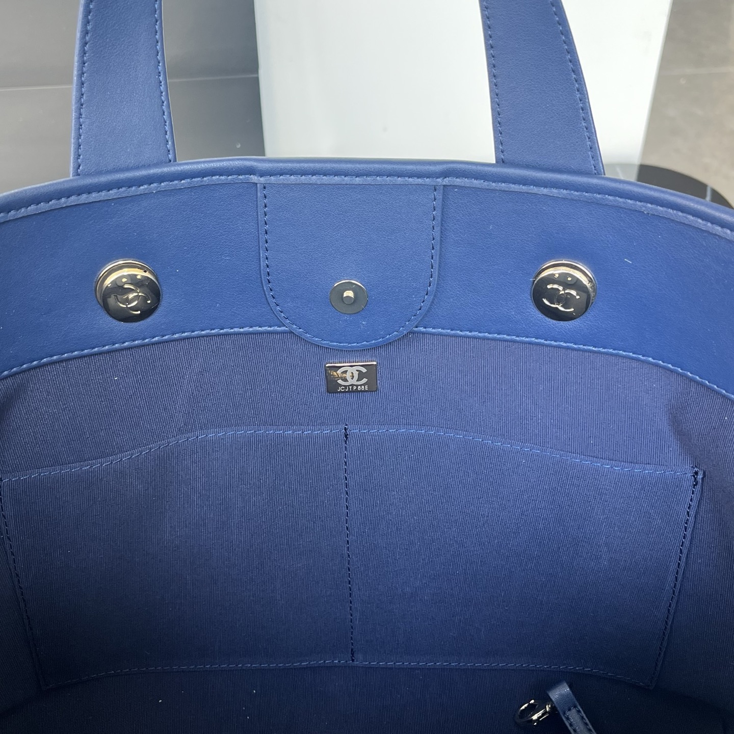 💰218包邮❗ OHANEL🚩🚩🚩𝟐𝟔𝐜 沙滩🏖️𝐭𝐨𝐭𝐞这款条纹菱格🐂牛仔帆布托特包 经典菱格纹 牛仔布拼皮革 ♨️休闲又不失优雅气质 金色双C标志超有辨识度 沙滩包设计方便开合 容量大 通勤or短途旅行🧳都很OK 牛仔布耐磨易打理 随便搭配休闲或正式穿搭🏖️都很出彩 实用又有设计感！ 尺寸𝟐𝟔*𝟒𝟒*𝟏𝟑𝐜𝐦 材质：条纹帆布 款号：80017 ❌不退不换慎重下单❌