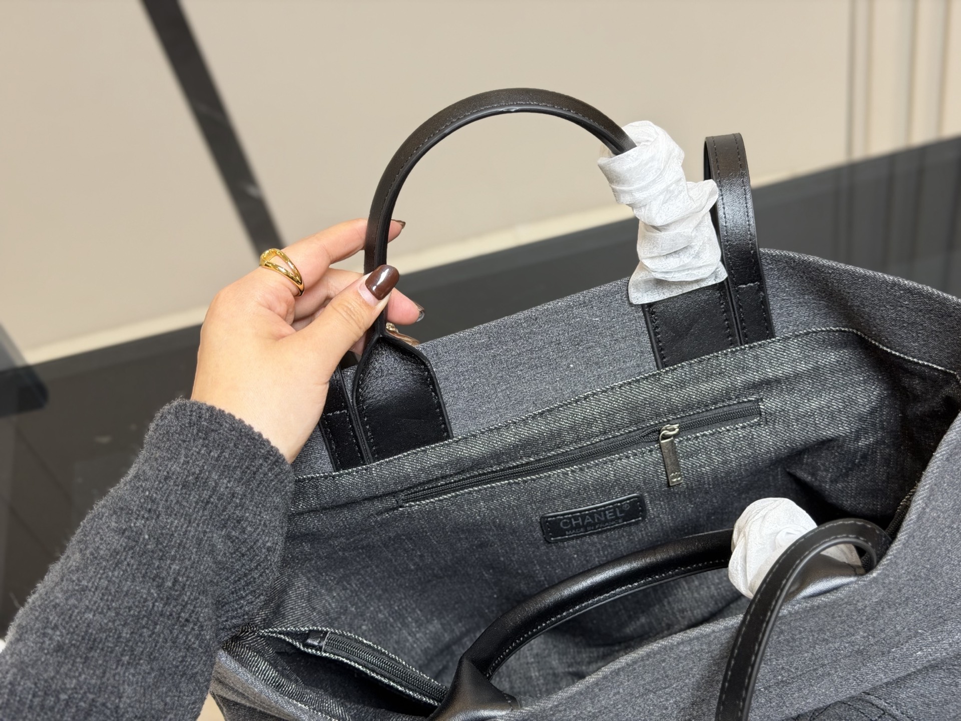 &yen;180 尺寸：36.28cm 香奈儿 牛仔沙滩包🏖️ 安排！安排！ 今年出的这个沙滩包可太好看了! 水洗做旧款更加有高级感