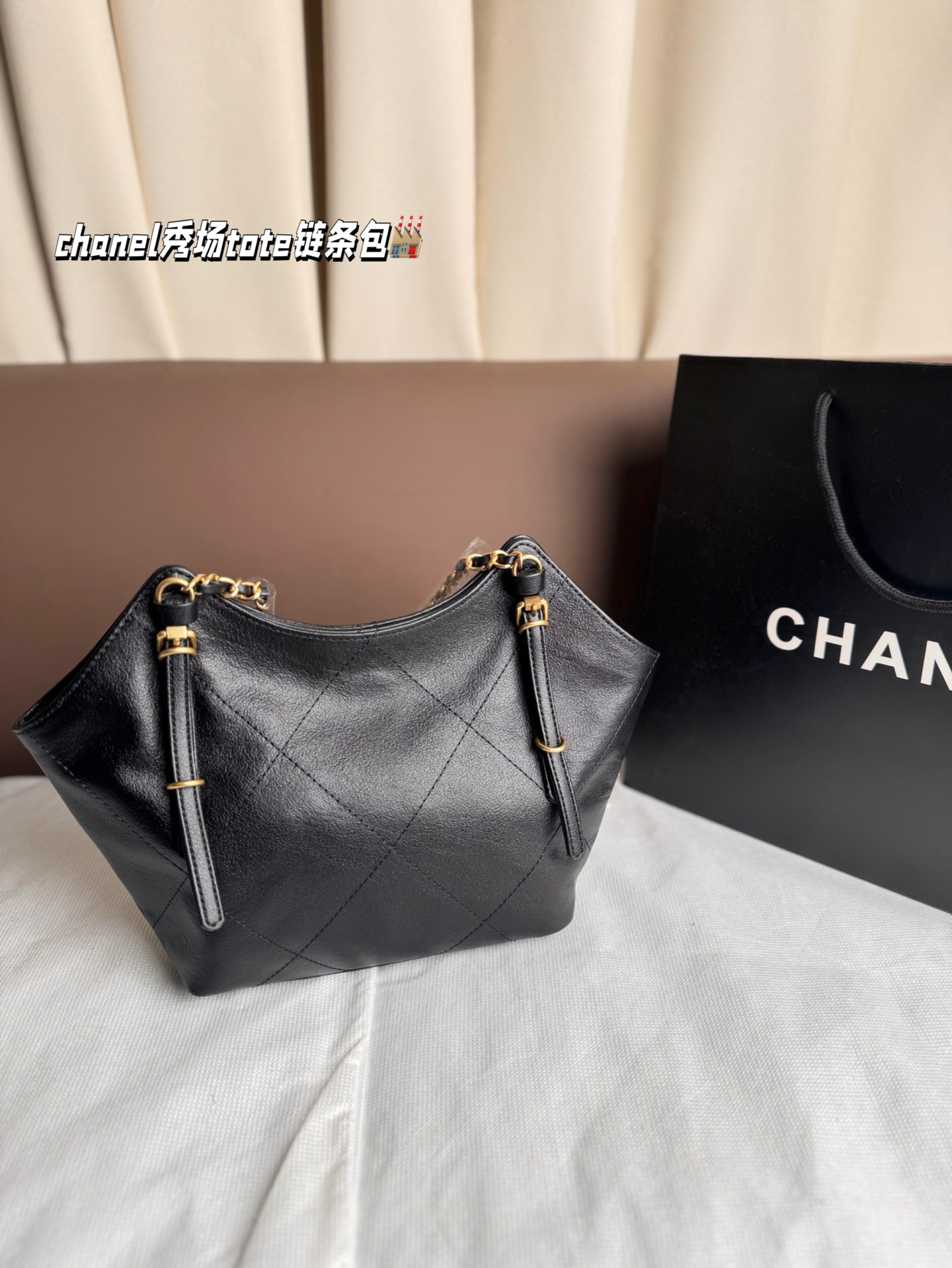 P215 香奈儿 chanel秀场tote新款🔥 秋冬tote包一如既往的备受瞩目👀 可以装下全世界的巨大容量 休闲软塌 背出随性风格 简约大菱格衬托整个包的大气凌然 出街最佳搭档 尺寸 18*18