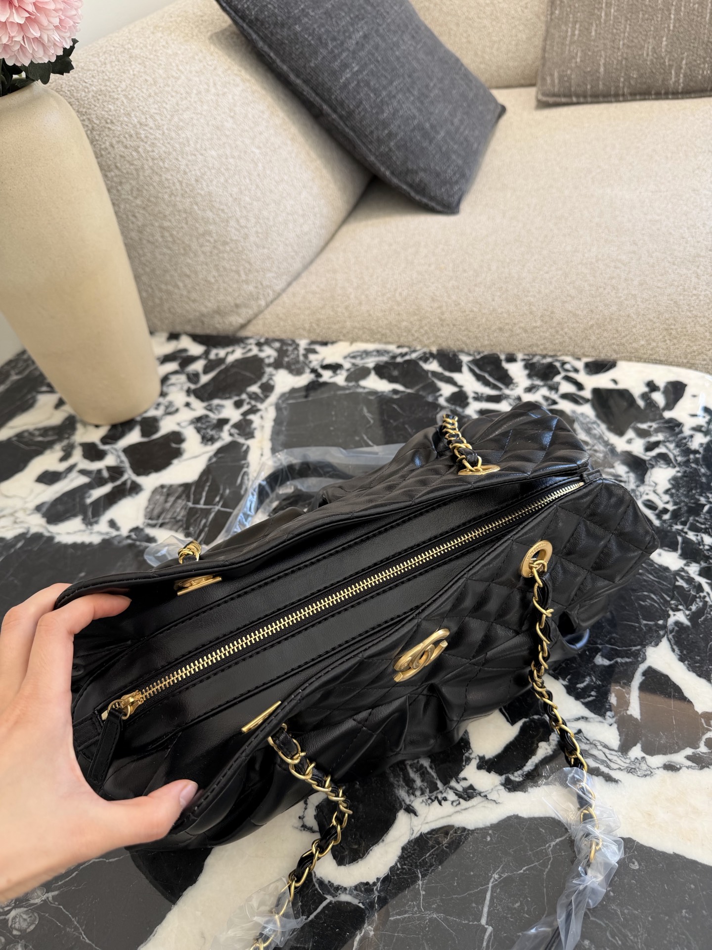 p230 香奈儿黑金保龄球包​​ 🖤香奈儿黑金保龄球包，经典菱格纹+黑色牛皮，金色双C Logo超有辨识度✨。皮穿链条肩带，舒适又时髦，拉链开合更安全。尺寸约32&times;19cm，容量大，通勤出行都OK！复古优雅风，实用又百搭，是香奈儿热门款，公价约3万，二手价随成色和配件浮动哦～无盒