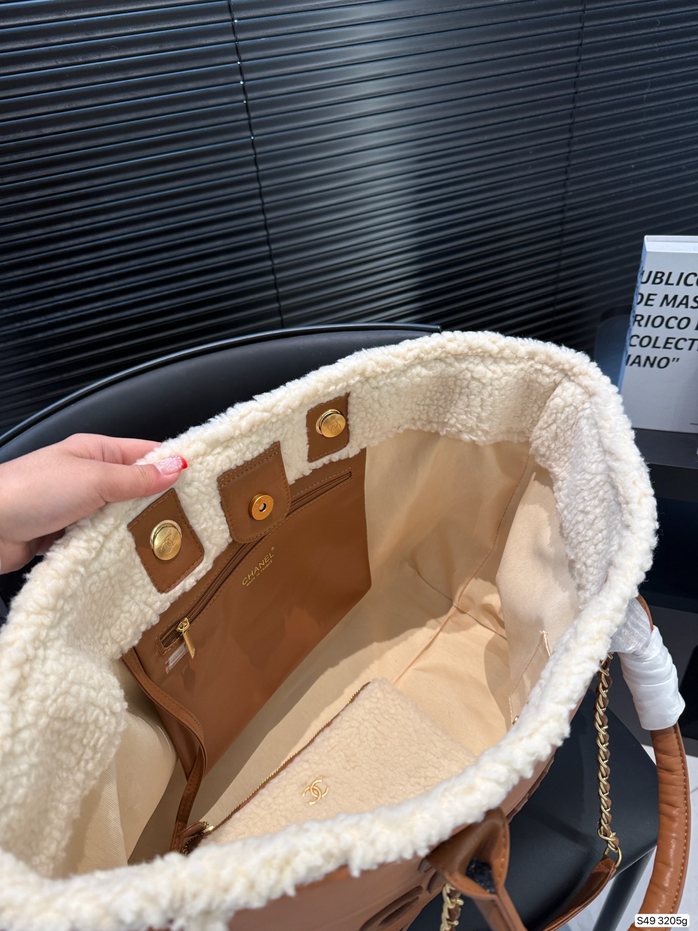 P295 纯皮羊羔毛香奈儿沙滩 不论日常出游或是假日逛街，出镜率超高的包款总让人联想到温暖的季节和愜意海滩时光。质地清新自然，为结构感鲜明的包款注入优雅精髓。尺寸：40 30 货号3205