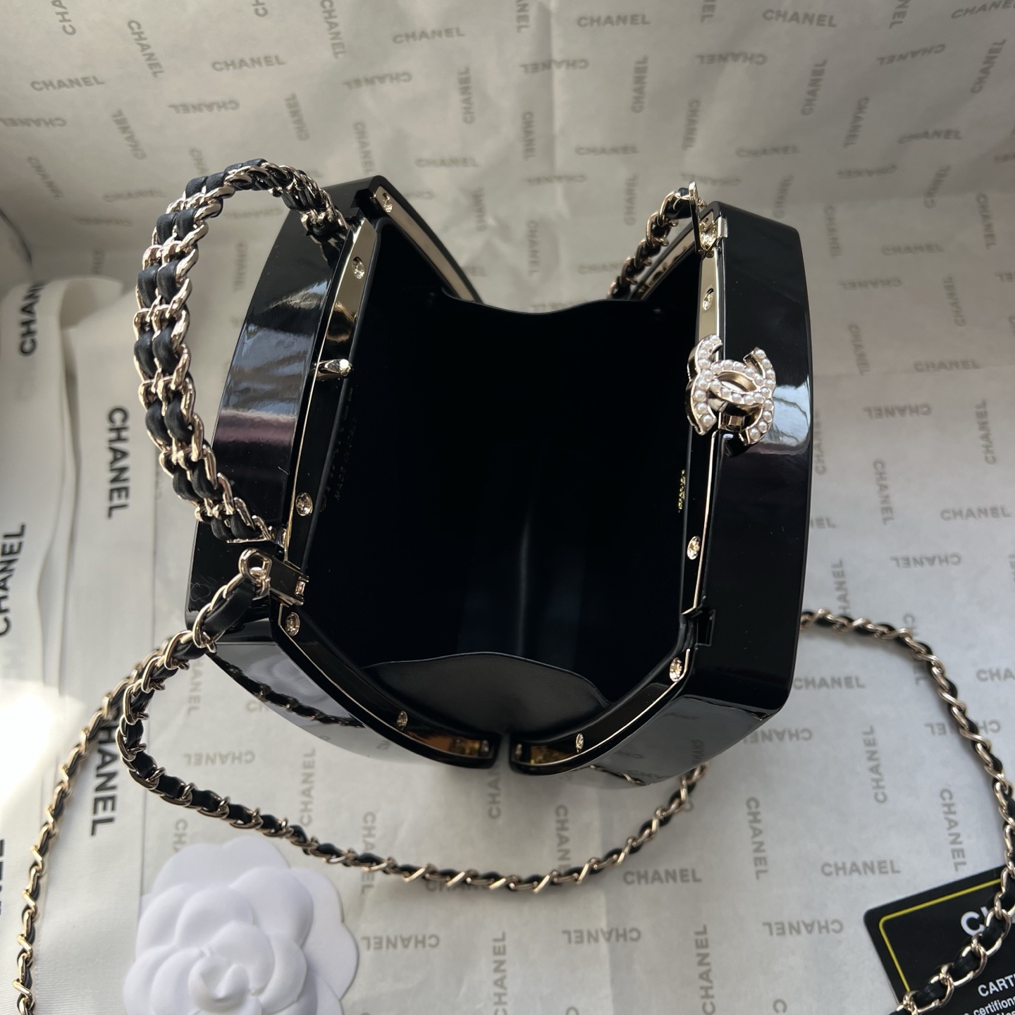 💰210包邮❗ 👑Chanel 25/26B眼影盒晚宴包.第一眼看到直接一整个爱住!影盒形状超别致、💕原单品质.包身质感拉满,一面是经典双C标志,一面是眼影盘设计,细节里全是高级感。不管是搭晚宴裙撑场面,还是配牛仔裤凹日常造型,它都能瞬间提升时尚度,背上你就是人群里最亮眼的焦点,精致感直接焊在身上!尺寸:13x13cm,款号:677