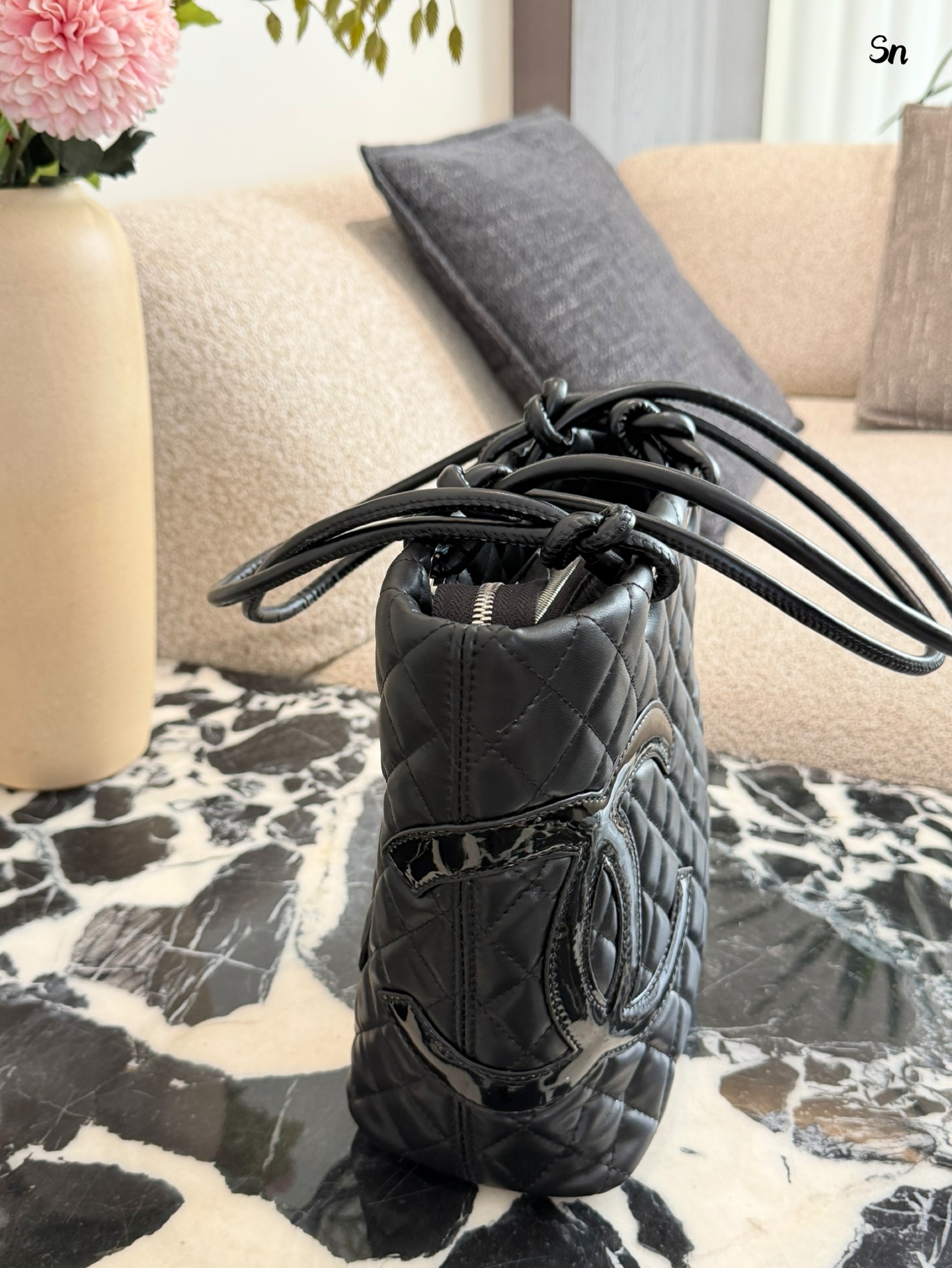 p190 Chanel康鹏菜篮子是我最好的拍照搭子 Soblack牛皮菜篮子松弛的时髦感 自重很轻便！又很能装 出门逛街拍照都很好靓 -20&times;25无盒