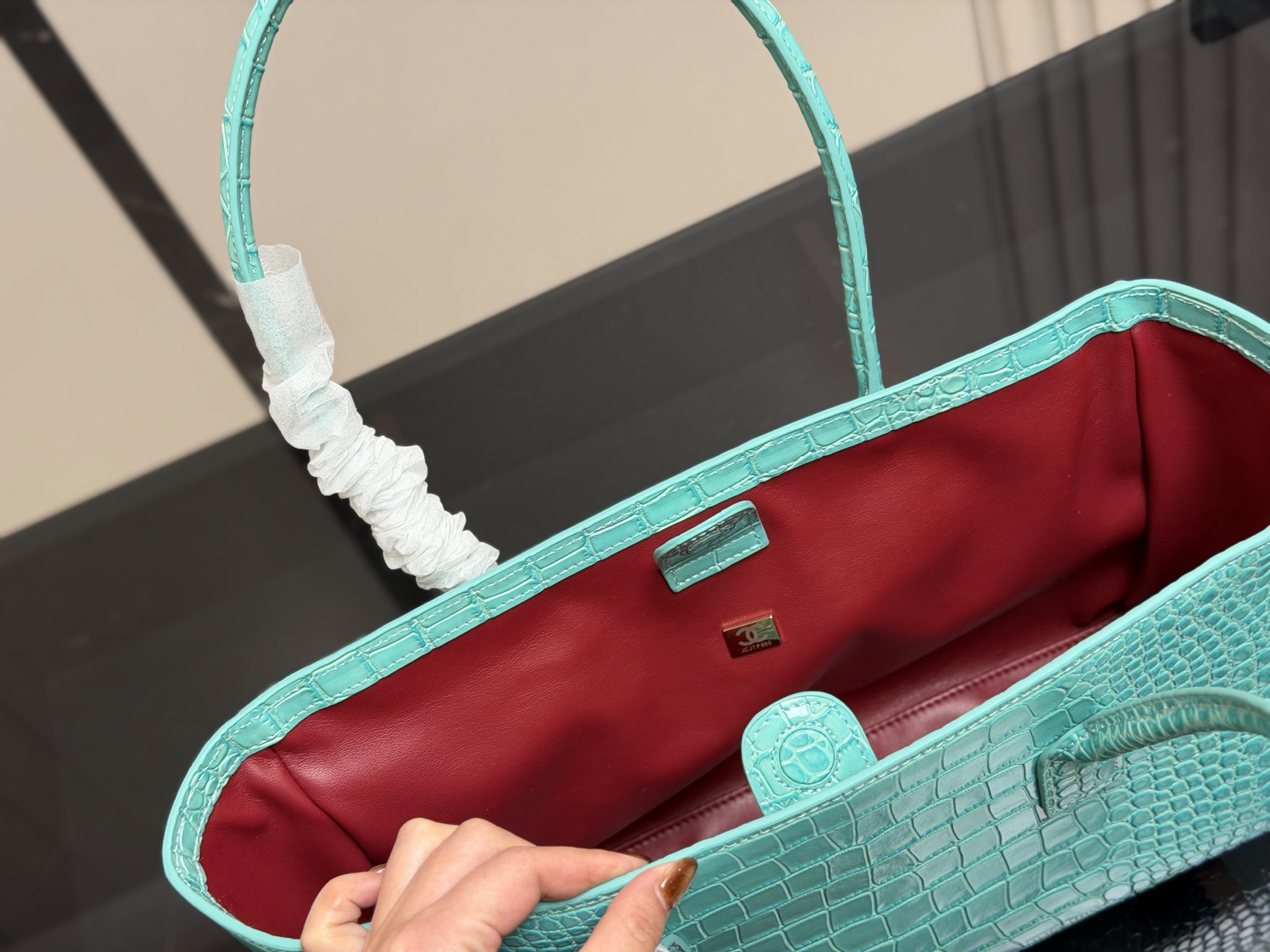 &yen;270 Chanel 香奈儿Cerf中古手提包 经典黑金配色＋荔枝纹牛皮，耐磨又有质感。正面双C金属Logo超有辨识度，内部多口袋＋可拆卸子袋，收纳力满分！通勤日常都很适合，手提or单肩背都OK，实用又百搭，是中古市场的热门款 尺寸:34.21cm