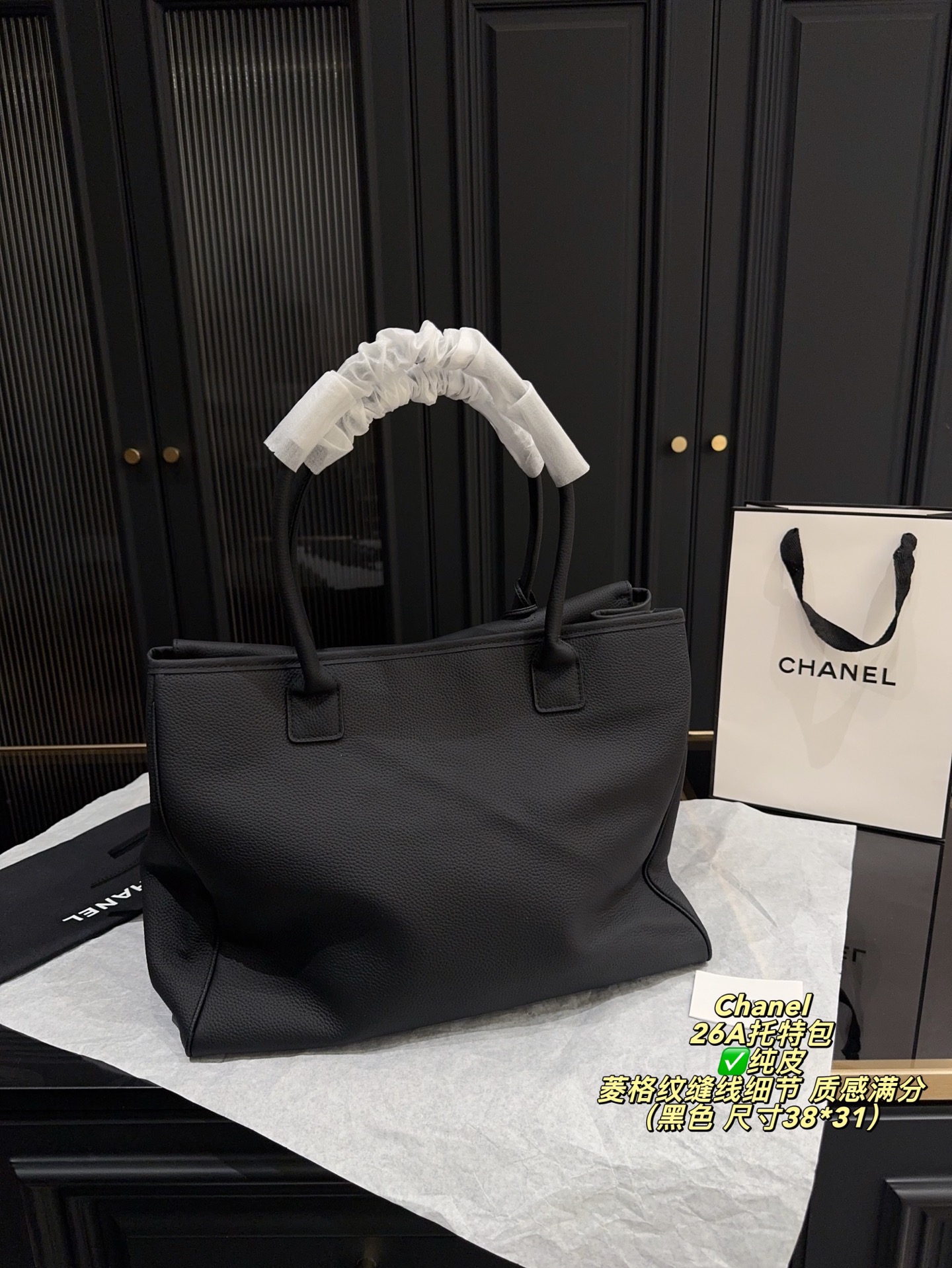 ✅纯皮P335无盒⚠️尺寸38*31 香奈儿Chanel 26A麂皮托特包 驼色麂皮+黑色皮革拼接，金色双C标志超有辨识度。菱格纹缝线细节，质感满分！尺寸适中，通勤休闲都能用，手提肩背都OK。