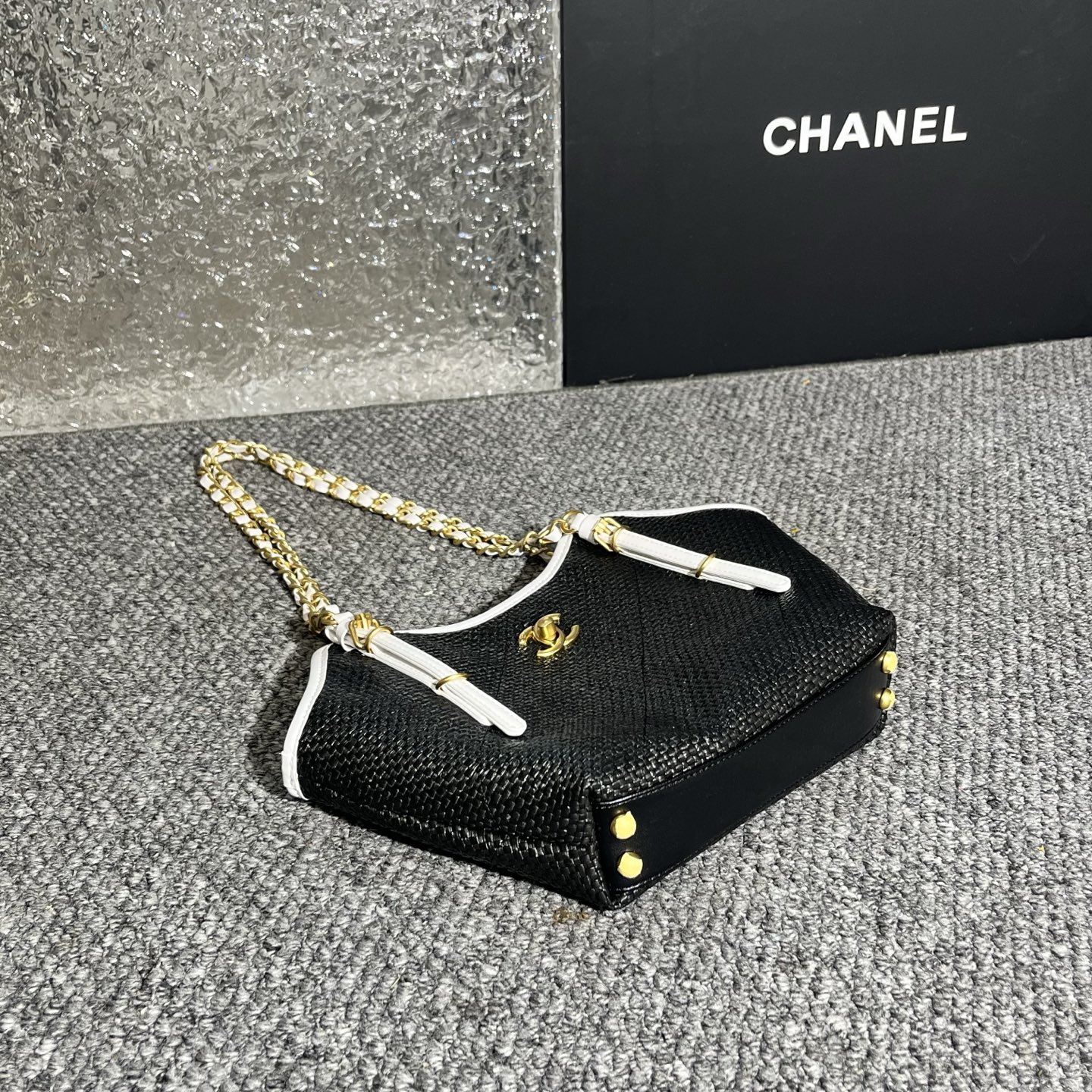 💰180包邮❗ Chanel🧩26C早春系列 嬉皮包 mini tote💦采用进口小牛皮配草编➕复古金属五金 皮质柔软 耐用性更高更显利落的精致感 可斜挎链条⛓️它让链条长度能适配不同背法 日常搭配自然垂在胯侧 上身效果 更显经得起时光的松弛感 尺寸: 30-20-6cm 款号：80014 材质：草编 ❌不退不换慎重下单❌