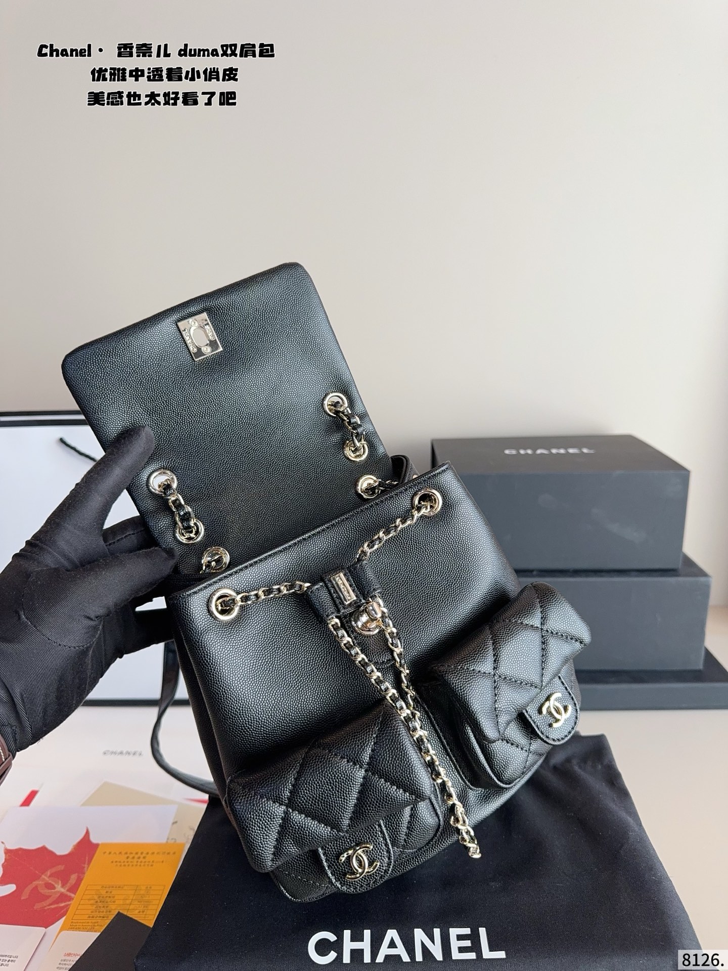 p190.配礼盒🎁. 香奈儿 双肩包duma 淡金扣,选了耐用的 看似小巧精致,但是日常出门所需的用 品都是可以装下的。 越看越好看!背上就有富家千金的贵气骄矜感!容量 优秀解放双手,可单肩双肩手提,不过时的出街神 器!尺寸:20*11*18cm