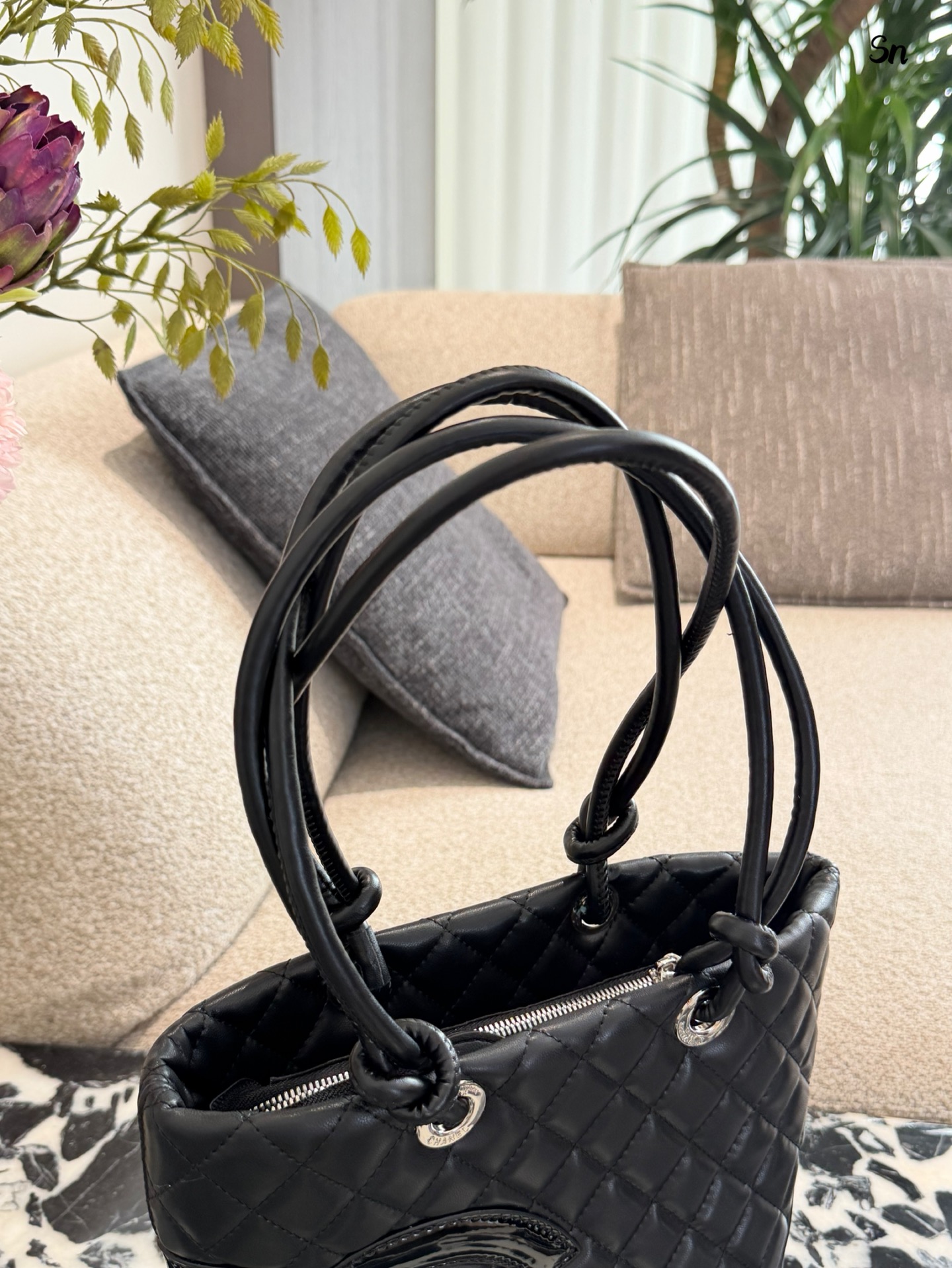 p190 Chanel康鹏菜篮子是我最好的拍照搭子 Soblack牛皮菜篮子松弛的时髦感 自重很轻便！又很能装 出门逛街拍照都很好靓 -20&times;25无盒