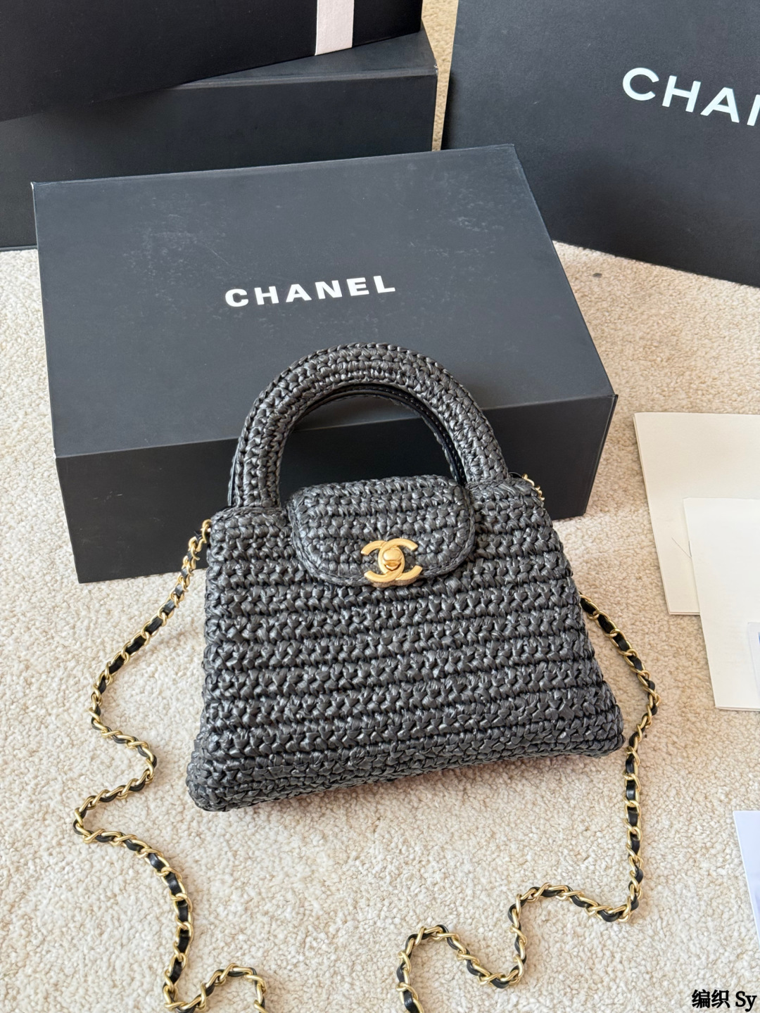 编织 p220 香奈儿chanel ｜Kelly迷你手袋 +香奈儿Kelly迷你手袋，经典菱格纹+金属链条，优雅又实用！优质牛皮，手感细腻耐用，灰色调超百搭，通勤约会都能轻松驾驭山 手提斜挎都OK，内部空间虽小但能装下手机、口红等日常小物。 Kelly系列自1963年诞生，是奢华与经典的象征，清冷高级，搭配浅色或中性风服饰，气质直接拉满 14x20x7cm约14x20x7cm