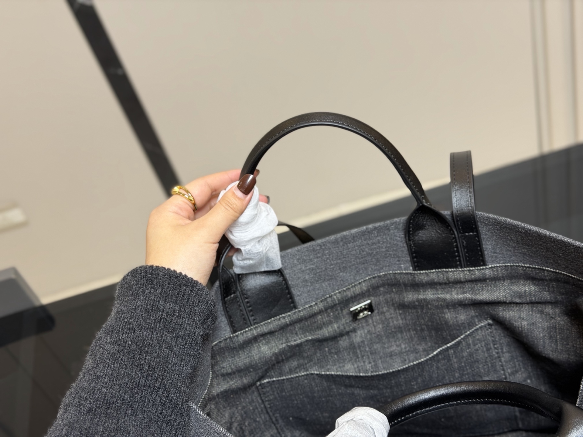 &yen;180 尺寸：36.28cm 香奈儿 牛仔沙滩包🏖️ 安排！安排！ 今年出的这个沙滩包可太好看了! 水洗做旧款更加有高级感