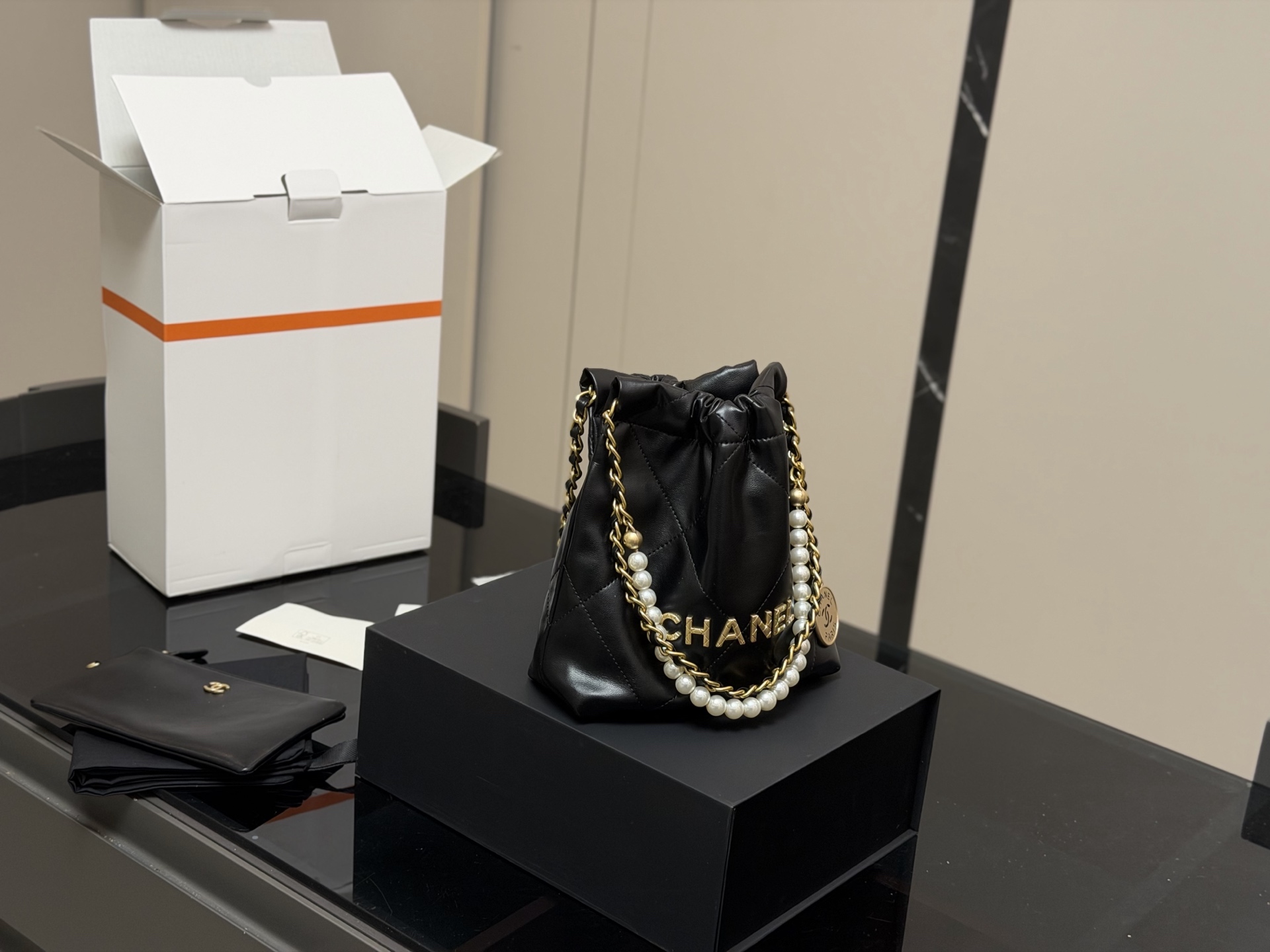 &yen;180 配折叠盒飞机盒 size：20*20cm 香奈儿 迷你22bag 缩小版22bag显得格外的俏皮可爱， 依旧是小牛皮材质， 柔软而轻盈！ 搜索🔍 垃圾袋 mini