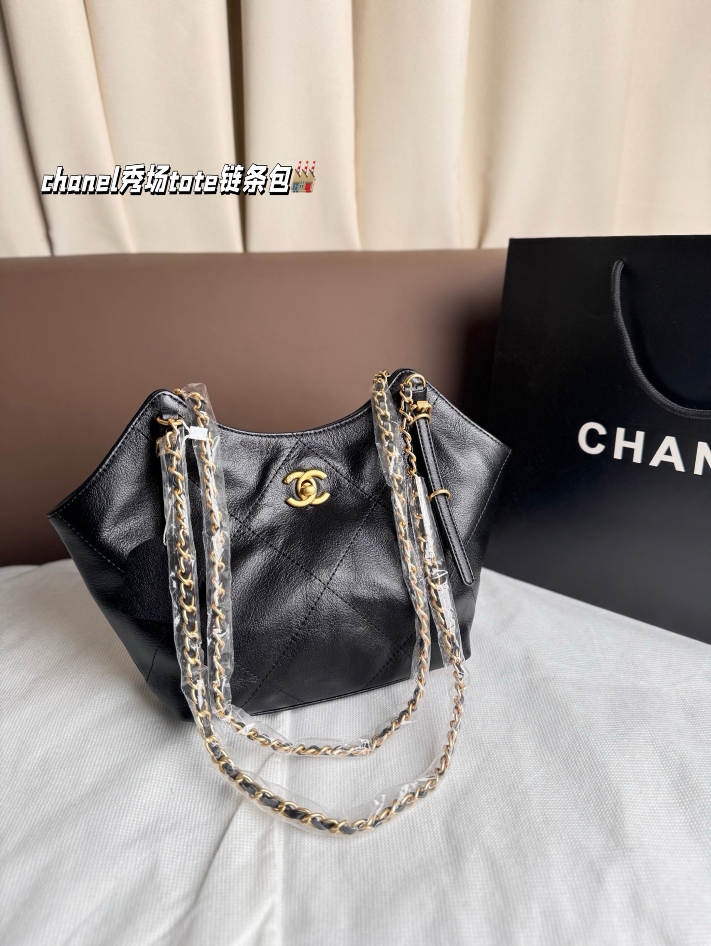 P215 香奈儿 chanel秀场tote新款🔥 秋冬tote包一如既往的备受瞩目👀 可以装下全世界的巨大容量 休闲软塌 背出随性风格 简约大菱格衬托整个包的大气凌然 出街最佳搭档 尺寸 18*18