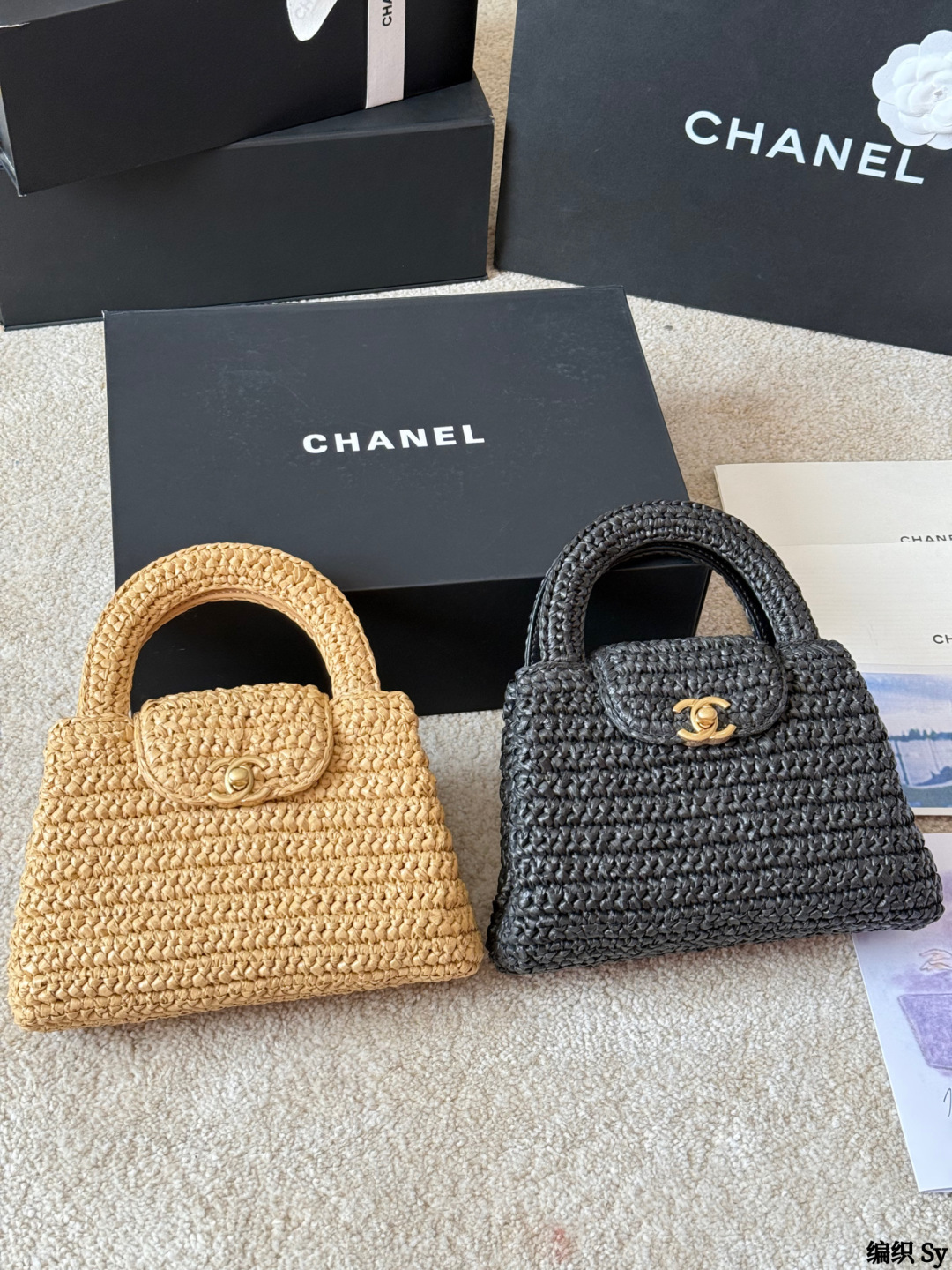 编织 p220 香奈儿chanel ｜Kelly迷你手袋 +香奈儿Kelly迷你手袋，经典菱格纹+金属链条，优雅又实用！优质牛皮，手感细腻耐用，灰色调超百搭，通勤约会都能轻松驾驭山 手提斜挎都OK，内部空间虽小但能装下手机、口红等日常小物。 Kelly系列自1963年诞生，是奢华与经典的象征，清冷高级，搭配浅色或中性风服饰，气质直接拉满 14x20x7cm约14x20x7cm