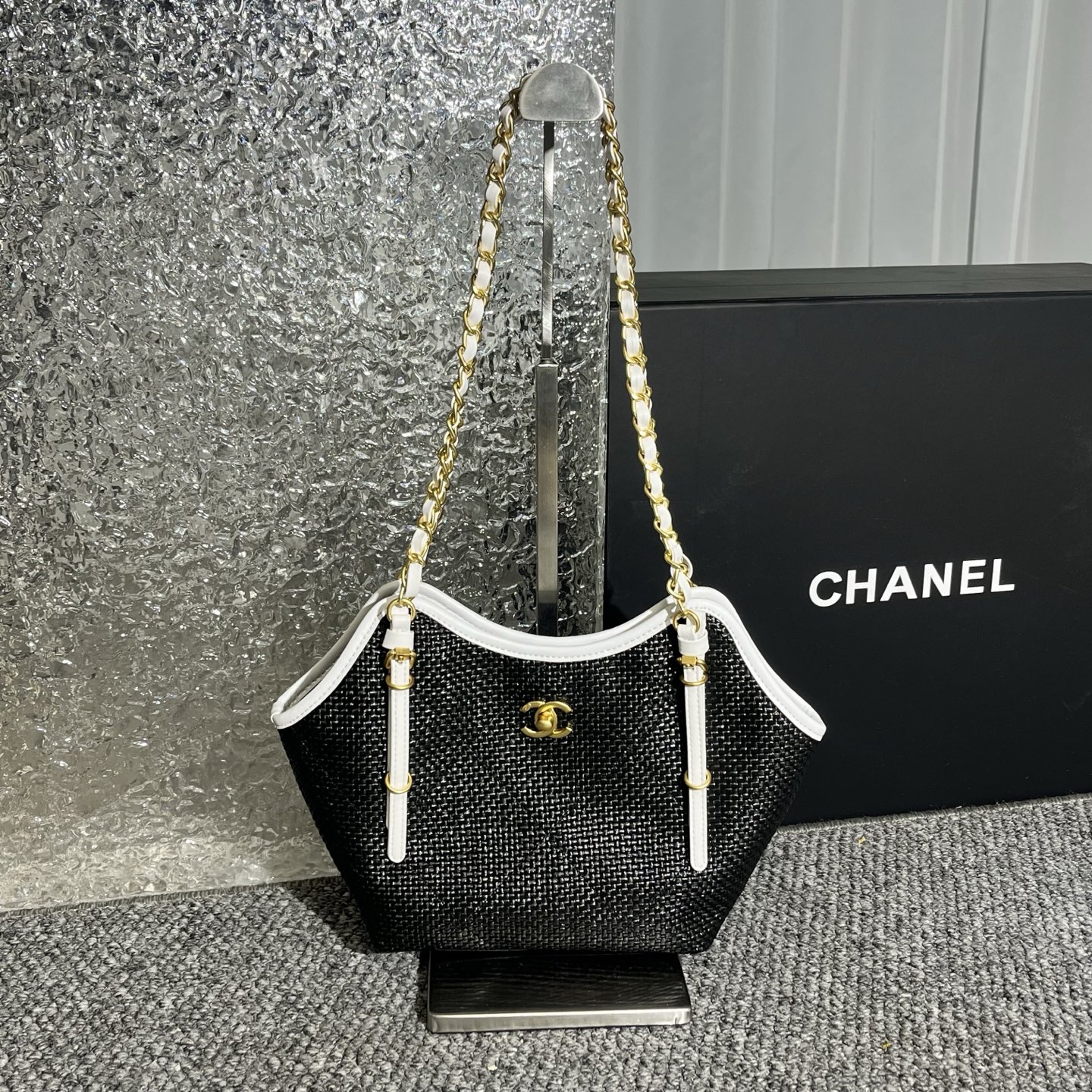 💰180包邮❗ Chanel🧩26C早春系列 嬉皮包 mini tote💦采用进口小牛皮配草编➕复古金属五金 皮质柔软 耐用性更高更显利落的精致感 可斜挎链条⛓️它让链条长度能适配不同背法 日常搭配自然垂在胯侧 上身效果 更显经得起时光的松弛感 尺寸: 30-20-6cm 款号：80014 材质：草编 ❌不退不换慎重下单❌
