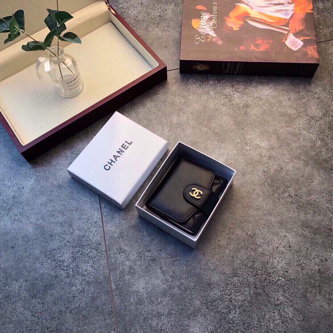 🎀🎀颜色 黑🎀尺寸 11x10🎀香奈儿爆款牛皮短款三折钱包🔥款式经典做工精细耐磨耐用手感极佳❤️p90