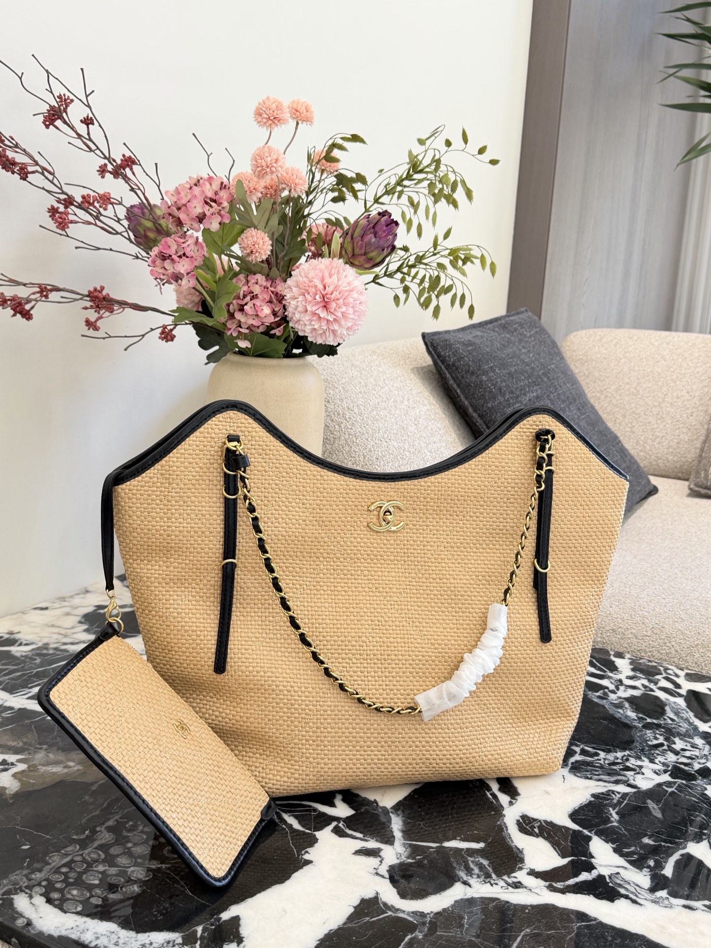 p220 香奈儿26C拉菲草编织托特包​​ 🌾香奈儿26C早春度假系列拉菲草编织托特包，天然拉菲草+黑色皮革滚边，金色双C标志超有辨识度✨。链条肩带+白色编织装饰，细节满分！小号尺寸，轻盈又实用，通勤、度假都能轻松驾驭。灵感来自夏日度假风，搭配清新或休闲穿搭，氛围感直接拉满～👜30cm无盒