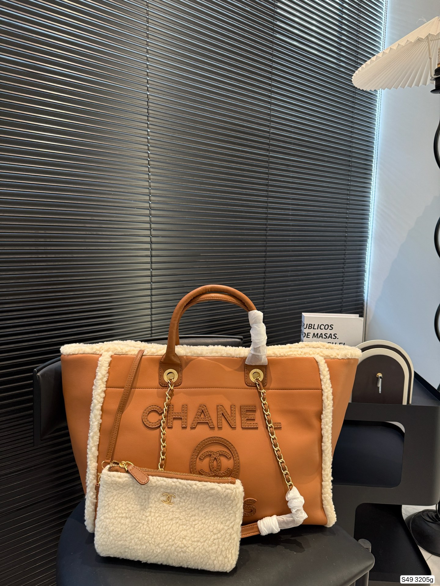 P295 纯皮羊羔毛香奈儿沙滩 不论日常出游或是假日逛街，出镜率超高的包款总让人联想到温暖的季节和愜意海滩时光。质地清新自然，为结构感鲜明的包款注入优雅精髓。尺寸：40 30 货号3205