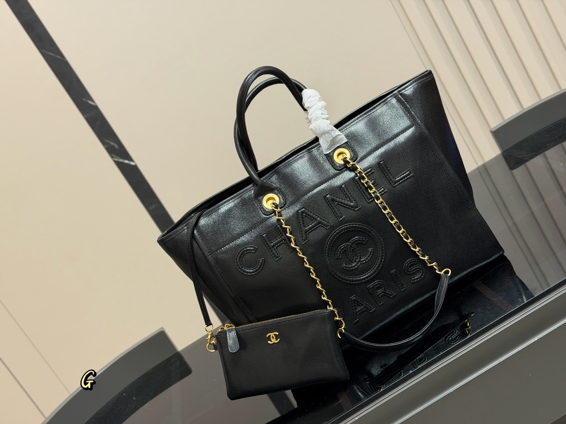 &yen;345 香奈儿CHANEL 鱼子酱沙滩链条⛓️包 大容量，日常短期出行背上这一个就足够了 慵懒风满满，上身上镜都非常好看 颜色复古又高级 人手必备款 尺寸:38.30cm