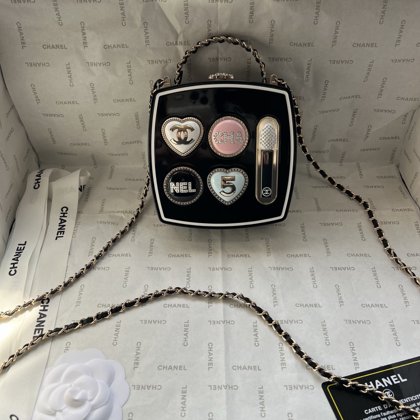 💰210包邮❗ 👑Chanel 25/26B眼影盒晚宴包.第一眼看到直接一整个爱住!影盒形状超别致、💕原单品质.包身质感拉满,一面是经典双C标志,一面是眼影盘设计,细节里全是高级感。不管是搭晚宴裙撑场面,还是配牛仔裤凹日常造型,它都能瞬间提升时尚度,背上你就是人群里最亮眼的焦点,精致感直接焊在身上!尺寸:13x13cm,款号:677