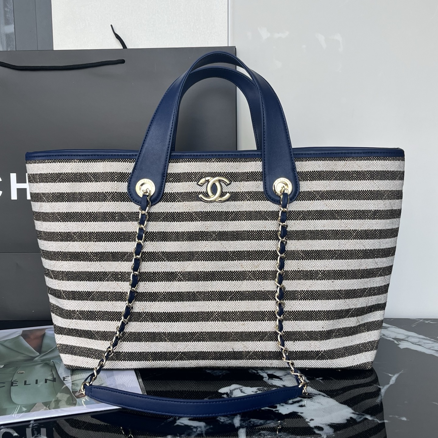 💰218包邮❗ OHANEL🚩🚩🚩𝟐𝟔𝐜 沙滩🏖️𝐭𝐨𝐭𝐞这款条纹菱格🐂牛仔帆布托特包 经典菱格纹 牛仔布拼皮革 ♨️休闲又不失优雅气质 金色双C标志超有辨识度 沙滩包设计方便开合 容量大 通勤or短途旅行🧳都很OK 牛仔布耐磨易打理 随便搭配休闲或正式穿搭🏖️都很出彩 实用又有设计感！ 尺寸𝟐𝟔*𝟒𝟒*𝟏𝟑𝐜𝐦 材质：条纹帆布 款号：80017 ❌不退不换慎重下单❌