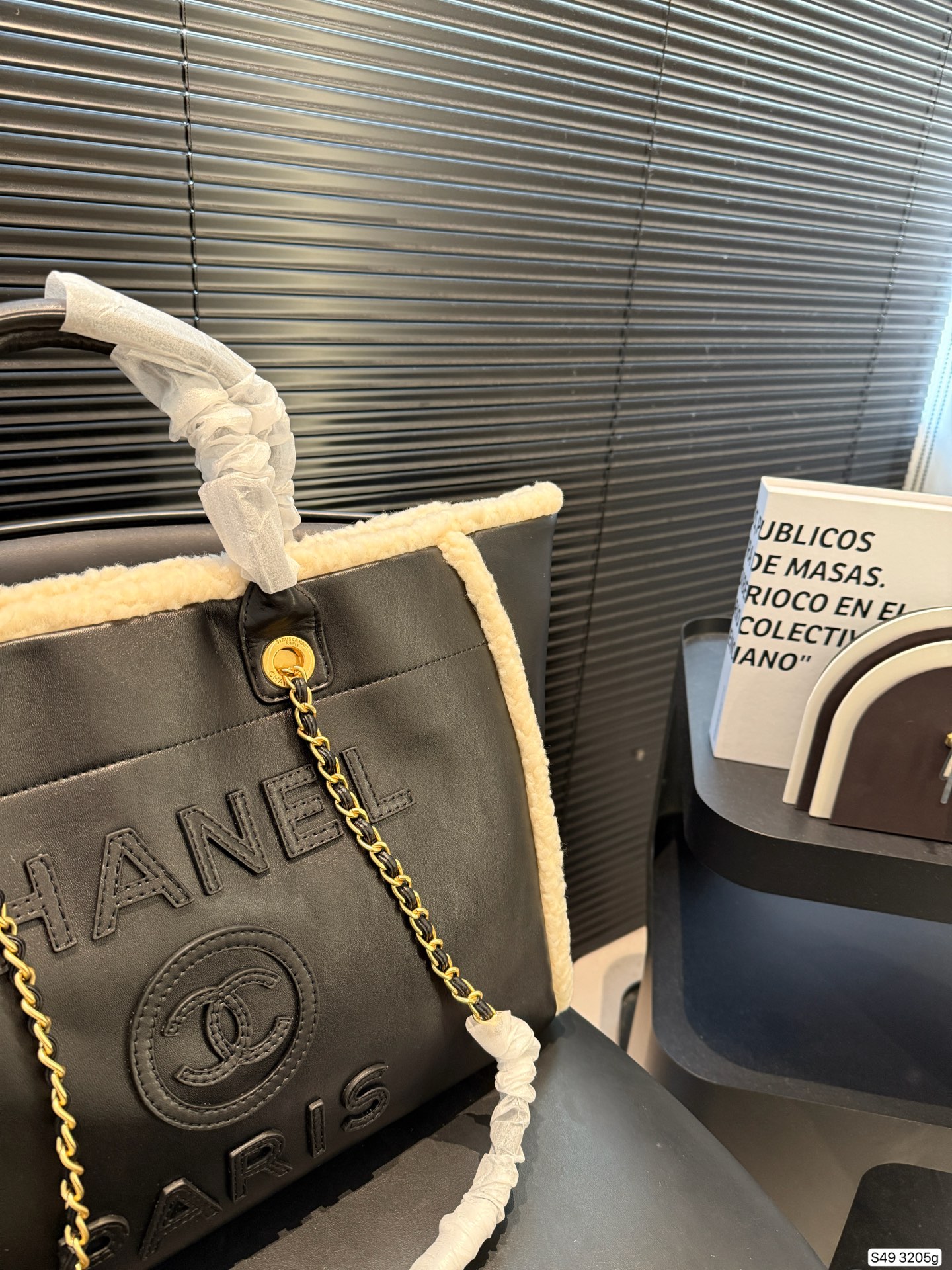 P295 纯皮羊羔毛香奈儿沙滩 不论日常出游或是假日逛街，出镜率超高的包款总让人联想到温暖的季节和愜意海滩时光。质地清新自然，为结构感鲜明的包款注入优雅精髓。尺寸：40 30 货号3205