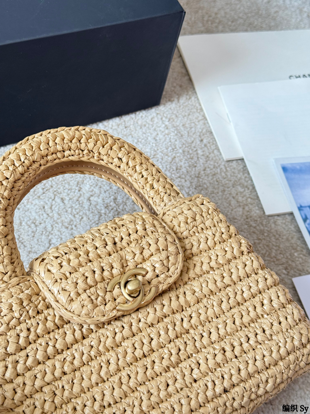 编织 p220 香奈儿chanel ｜Kelly迷你手袋 +香奈儿Kelly迷你手袋，经典菱格纹+金属链条，优雅又实用！优质牛皮，手感细腻耐用，灰色调超百搭，通勤约会都能轻松驾驭山 手提斜挎都OK，内部空间虽小但能装下手机、口红等日常小物。 Kelly系列自1963年诞生，是奢华与经典的象征，清冷高级，搭配浅色或中性风服饰，气质直接拉满 14x20x7cm约14x20x7cm