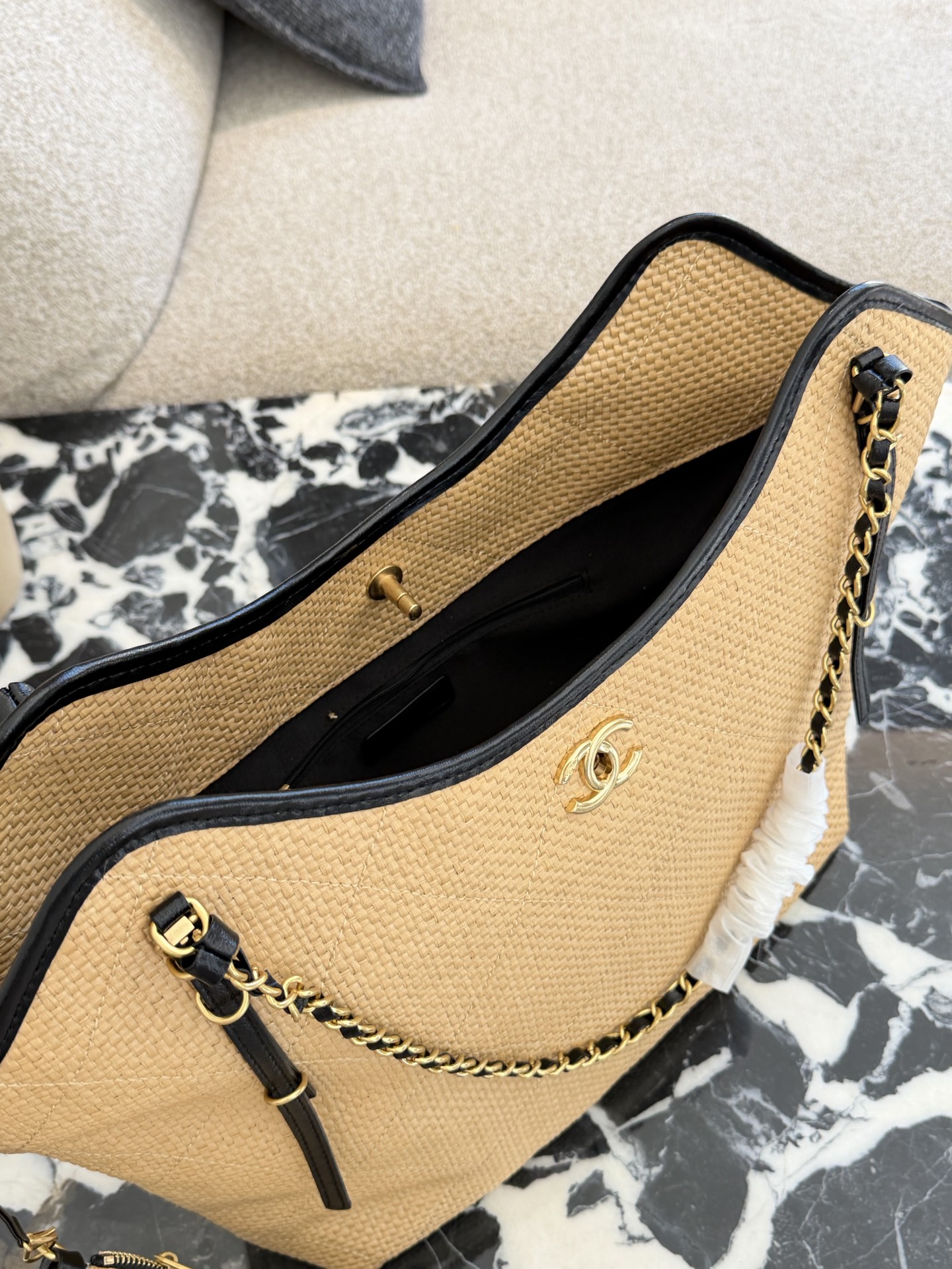 p220 香奈儿26C拉菲草编织托特包​​ 🌾香奈儿26C早春度假系列拉菲草编织托特包，天然拉菲草+黑色皮革滚边，金色双C标志超有辨识度✨。链条肩带+白色编织装饰，细节满分！小号尺寸，轻盈又实用，通勤、度假都能轻松驾驭。灵感来自夏日度假风，搭配清新或休闲穿搭，氛围感直接拉满～👜30cm无盒