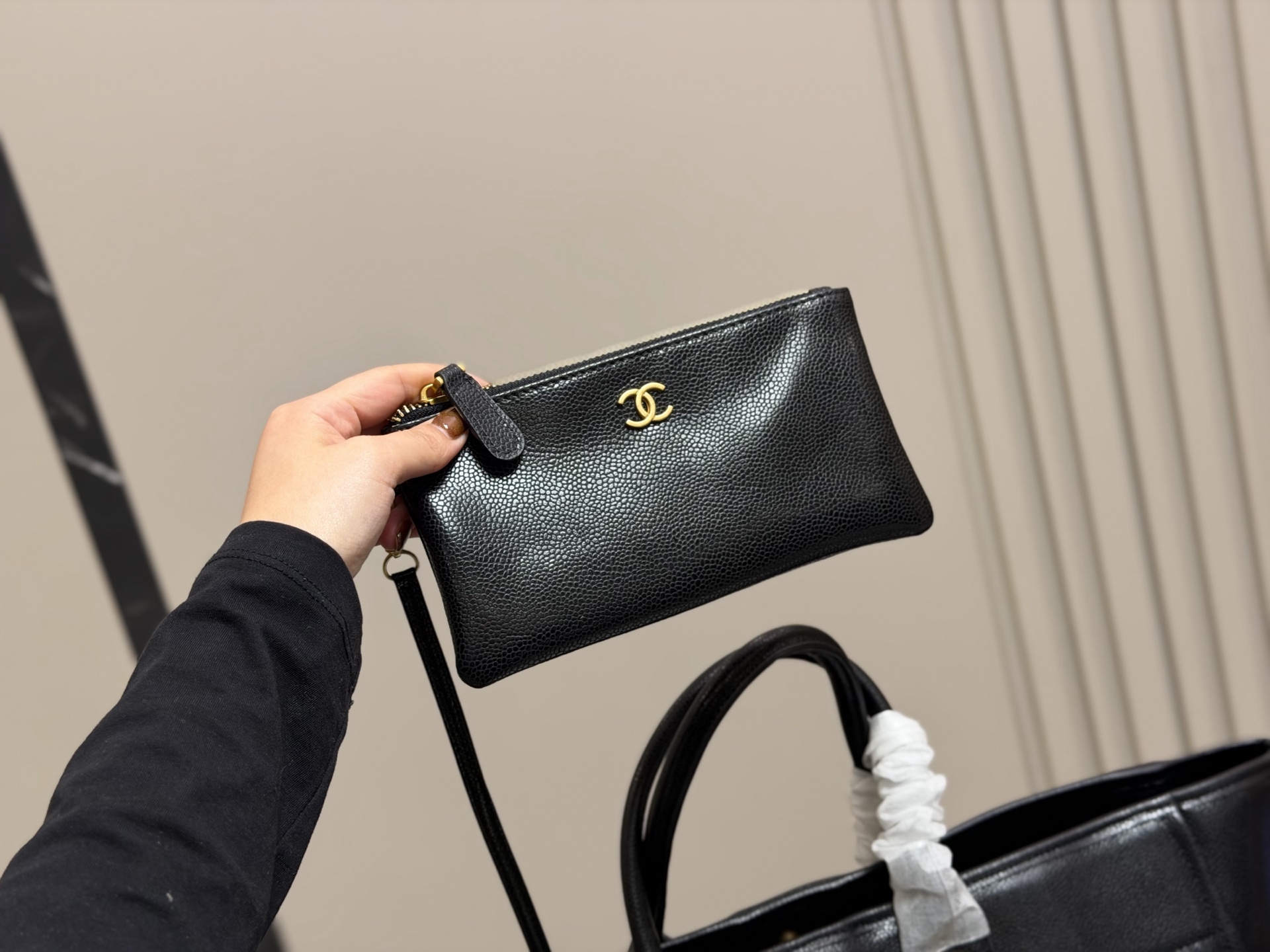 &yen;345 香奈儿CHANEL 鱼子酱沙滩链条⛓️包 大容量，日常短期出行背上这一个就足够了 慵懒风满满，上身上镜都非常好看 颜色复古又高级 人手必备款 尺寸:38.30cm