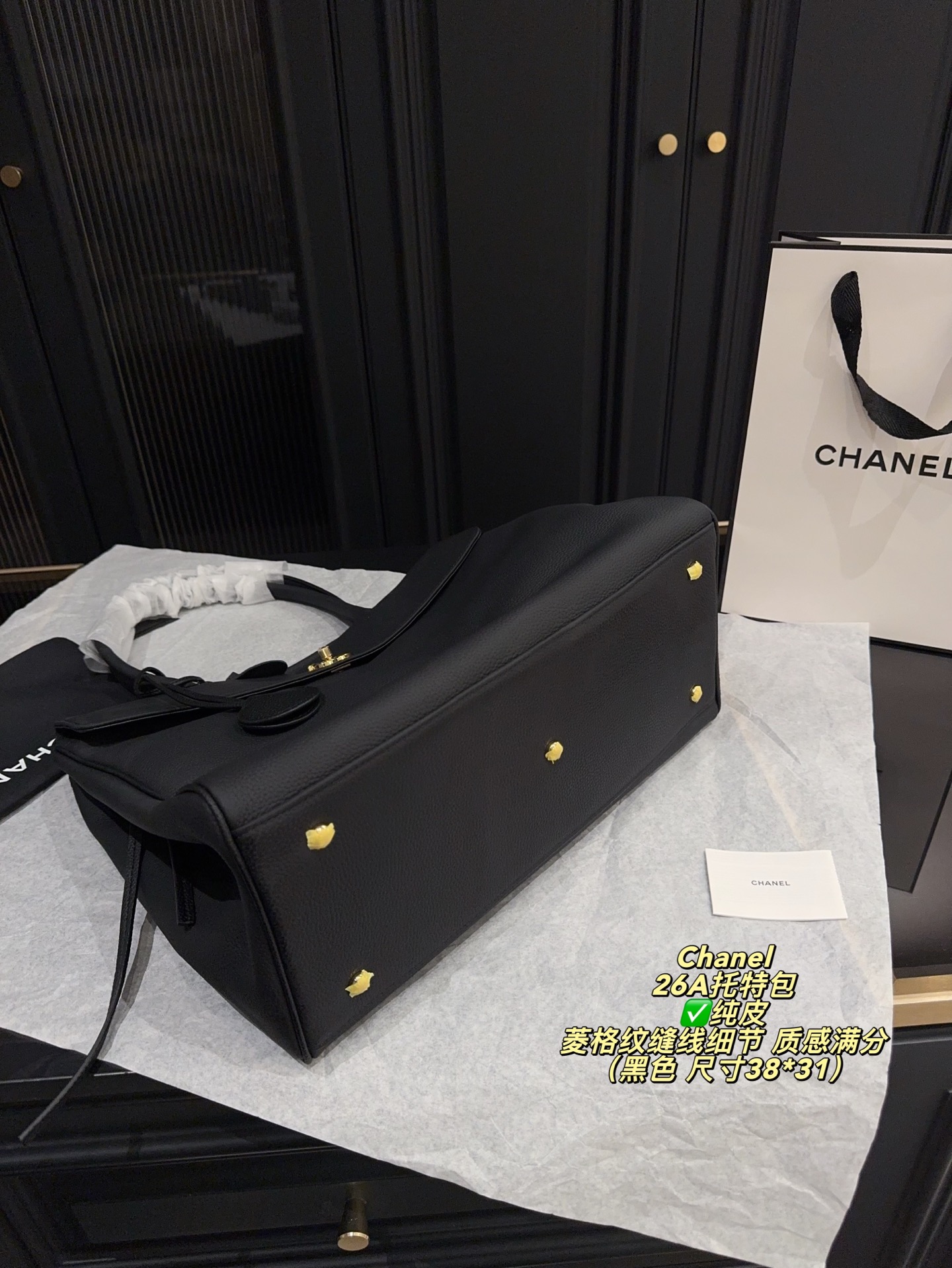 ✅纯皮P335无盒⚠️尺寸38*31 香奈儿Chanel 26A麂皮托特包 驼色麂皮+黑色皮革拼接，金色双C标志超有辨识度。菱格纹缝线细节，质感满分！尺寸适中，通勤休闲都能用，手提肩背都OK。