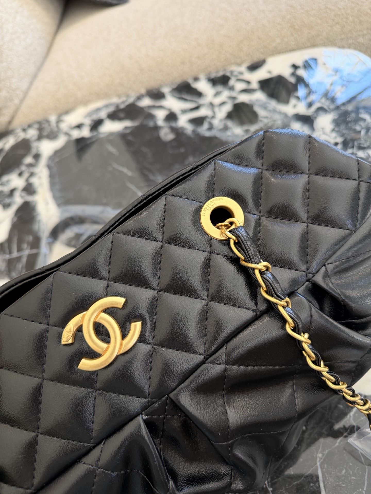 p230 香奈儿黑金保龄球包​​ 🖤香奈儿黑金保龄球包，经典菱格纹+黑色牛皮，金色双C Logo超有辨识度✨。皮穿链条肩带，舒适又时髦，拉链开合更安全。尺寸约32&times;19cm，容量大，通勤出行都OK！复古优雅风，实用又百搭，是香奈儿热门款，公价约3万，二手价随成色和配件浮动哦～无盒