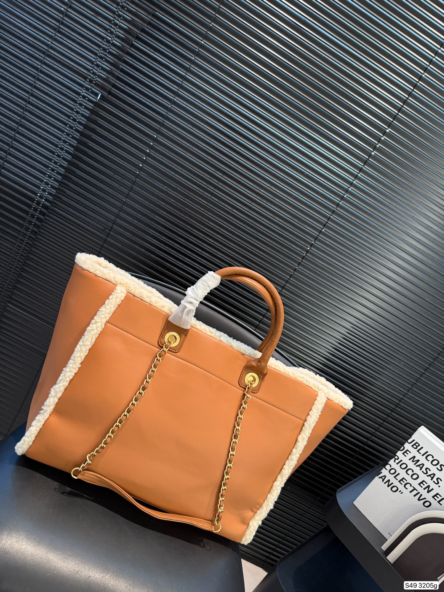 P295 纯皮羊羔毛香奈儿沙滩 不论日常出游或是假日逛街，出镜率超高的包款总让人联想到温暖的季节和愜意海滩时光。质地清新自然，为结构感鲜明的包款注入优雅精髓。尺寸：40 30 货号3205