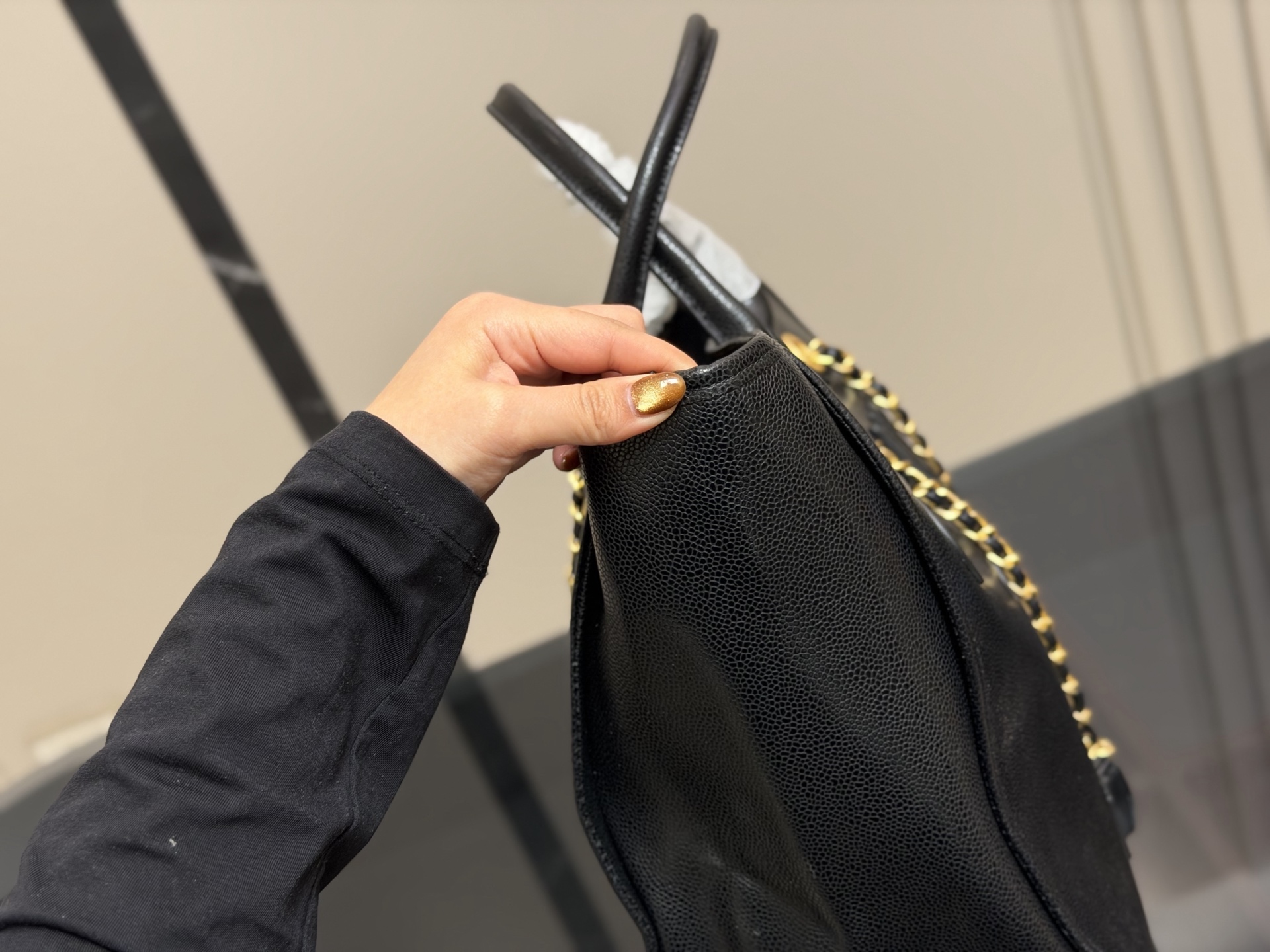 &yen;345 香奈儿CHANEL 鱼子酱沙滩链条⛓️包 大容量，日常短期出行背上这一个就足够了 慵懒风满满，上身上镜都非常好看 颜色复古又高级 人手必备款 尺寸:38.30cm