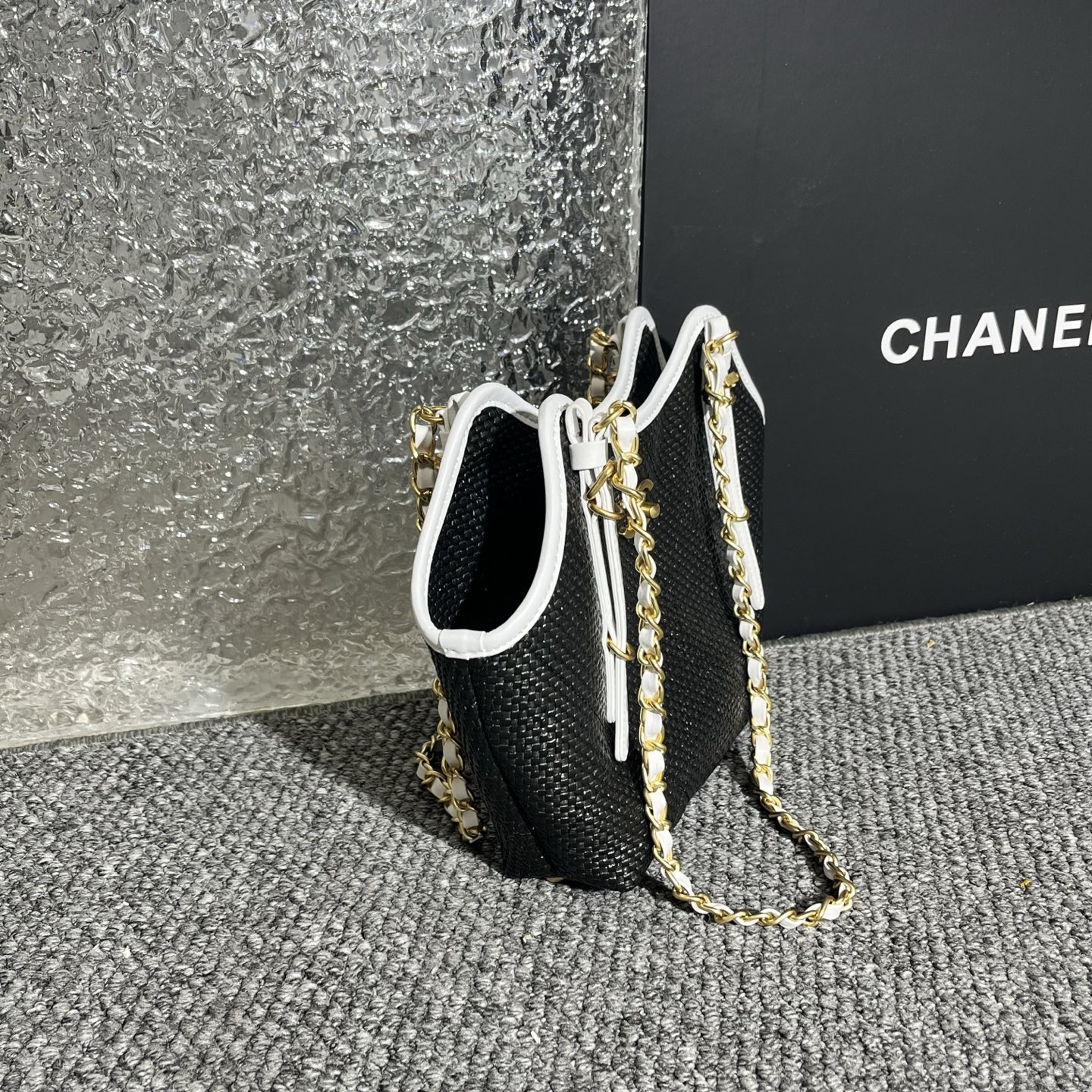 💰180包邮❗ Chanel🧩26C早春系列 嬉皮包 mini tote💦采用进口小牛皮配草编➕复古金属五金 皮质柔软 耐用性更高更显利落的精致感 可斜挎链条⛓️它让链条长度能适配不同背法 日常搭配自然垂在胯侧 上身效果 更显经得起时光的松弛感 尺寸: 30-20-6cm 款号：80014 材质：草编 ❌不退不换慎重下单❌