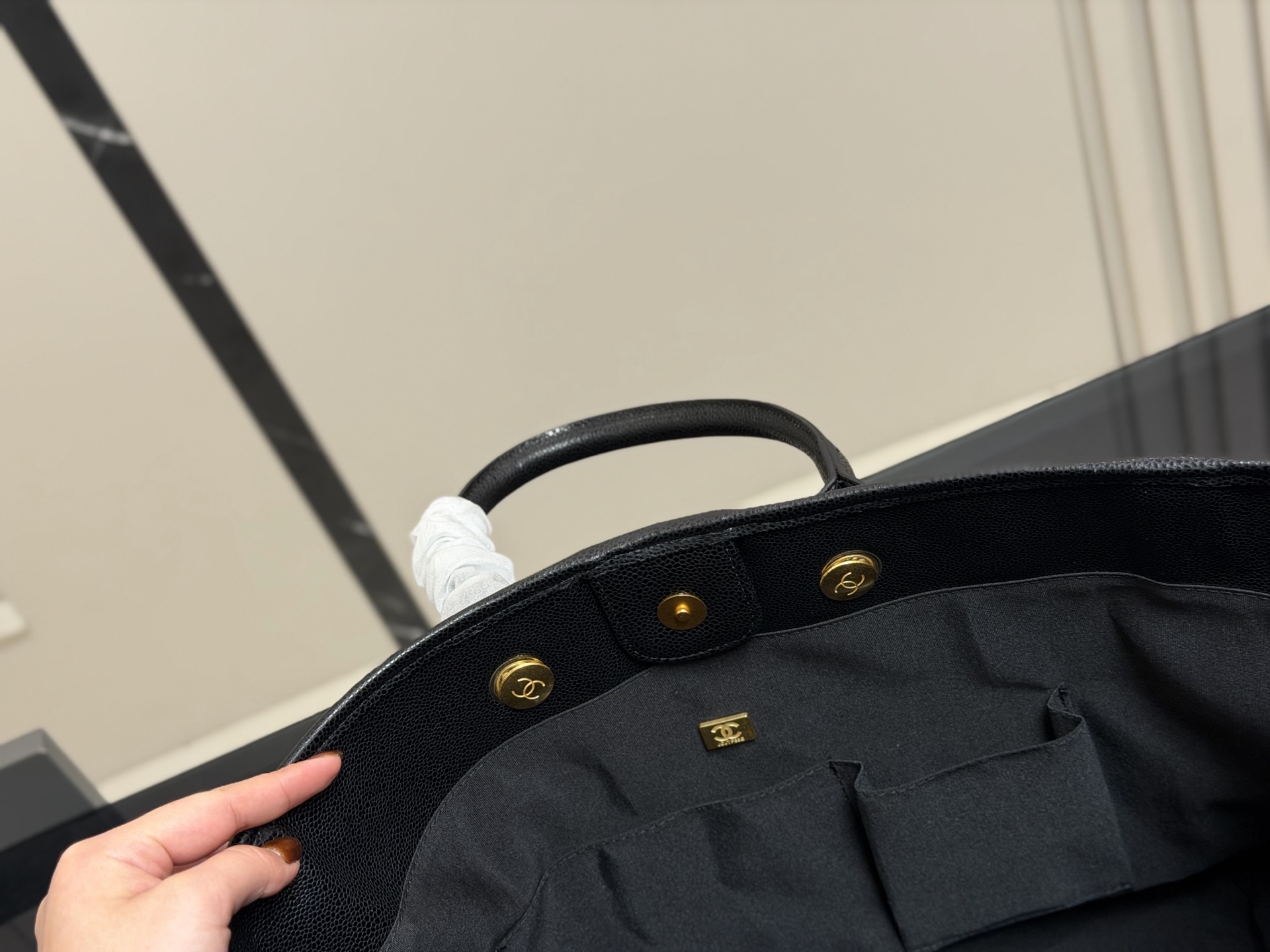 &yen;345 香奈儿CHANEL 鱼子酱沙滩链条⛓️包 大容量，日常短期出行背上这一个就足够了 慵懒风满满，上身上镜都非常好看 颜色复古又高级 人手必备款 尺寸:38.30cm